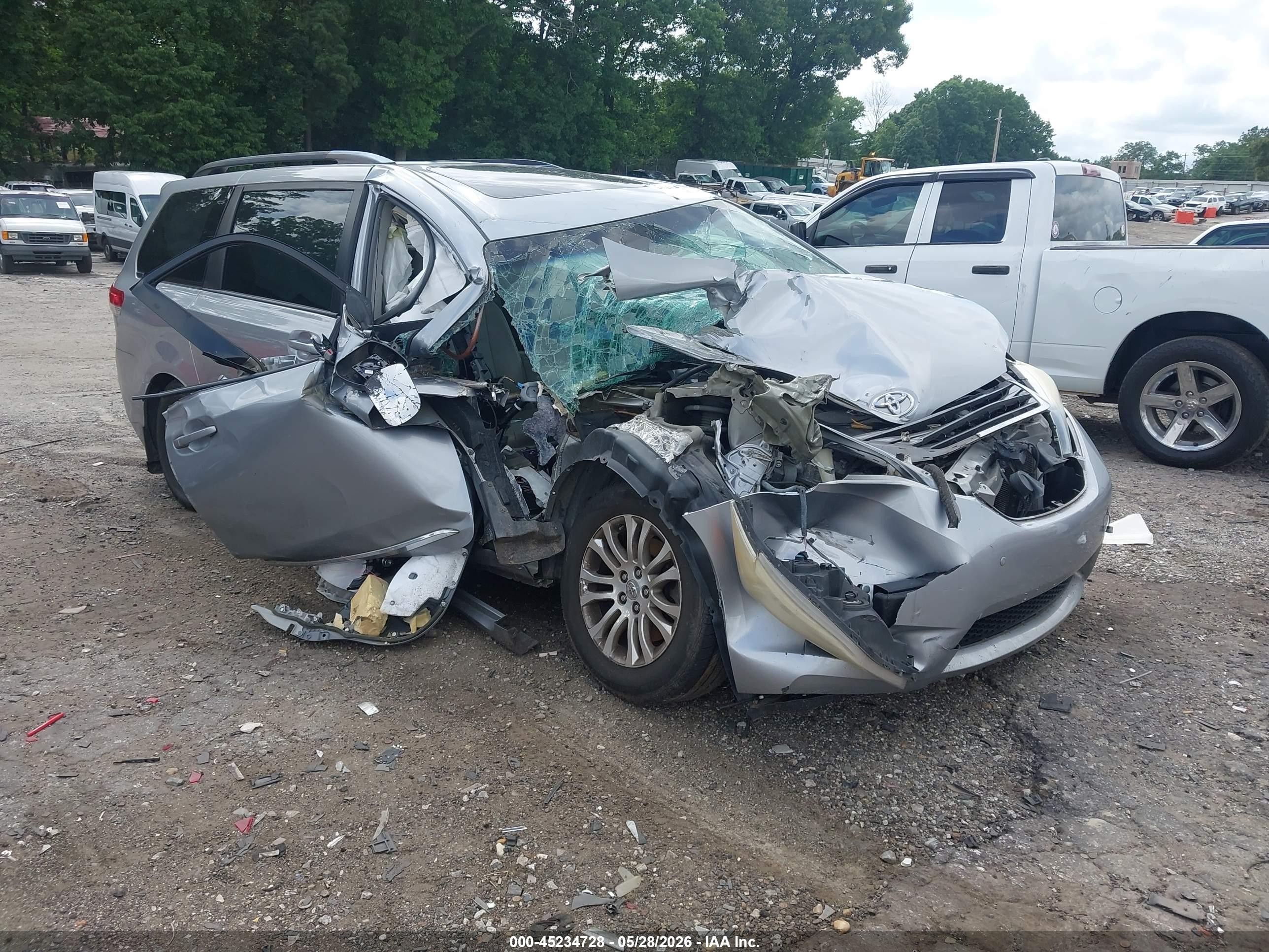 2013 Toyota Sienna Xle V6 8 Passenger Серебряный vin: 5TDYK3DC9DS318902