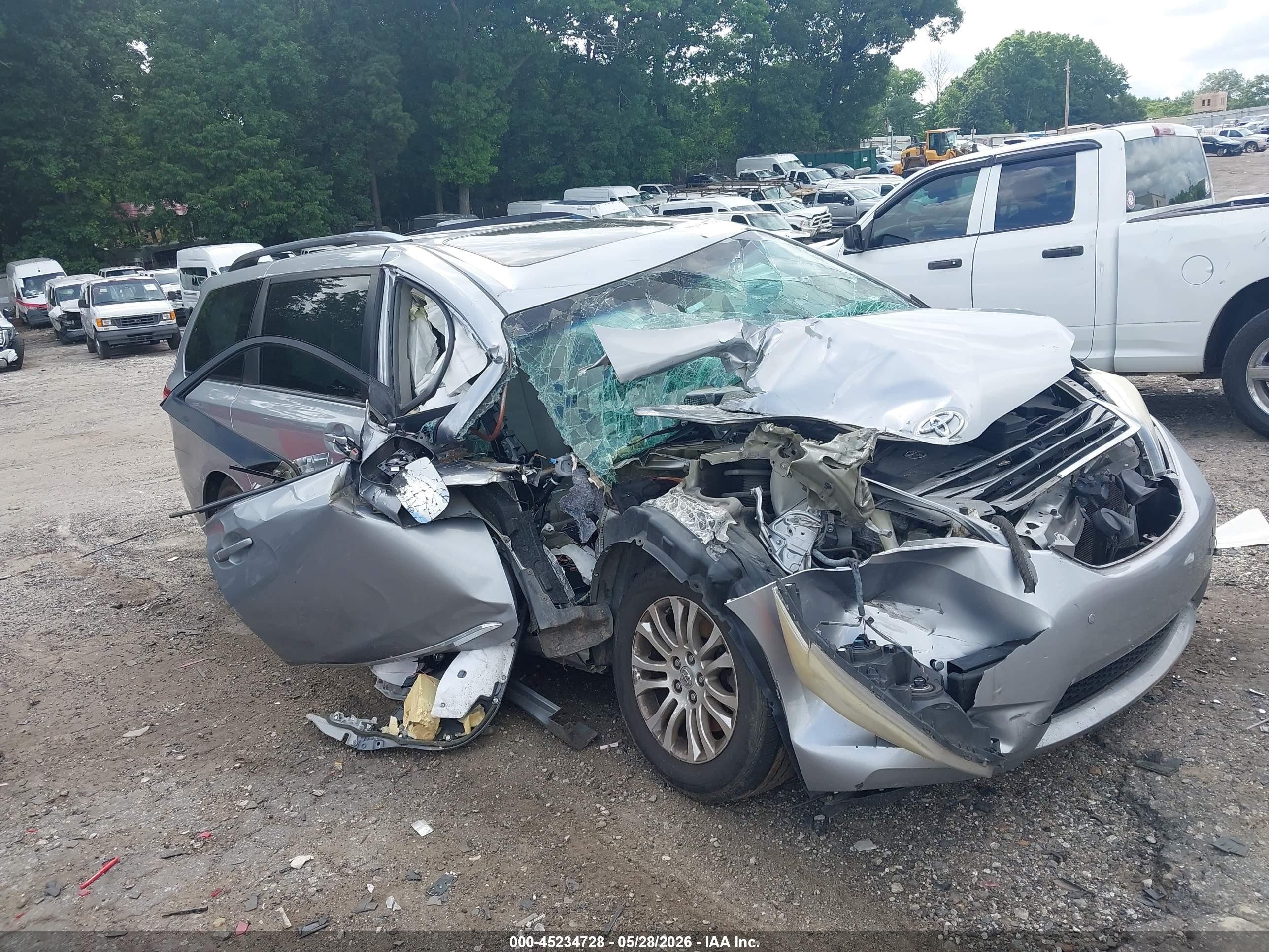 2013 Toyota Sienna Xle V6 8 Passenger Серебряный vin: 5TDYK3DC9DS318902