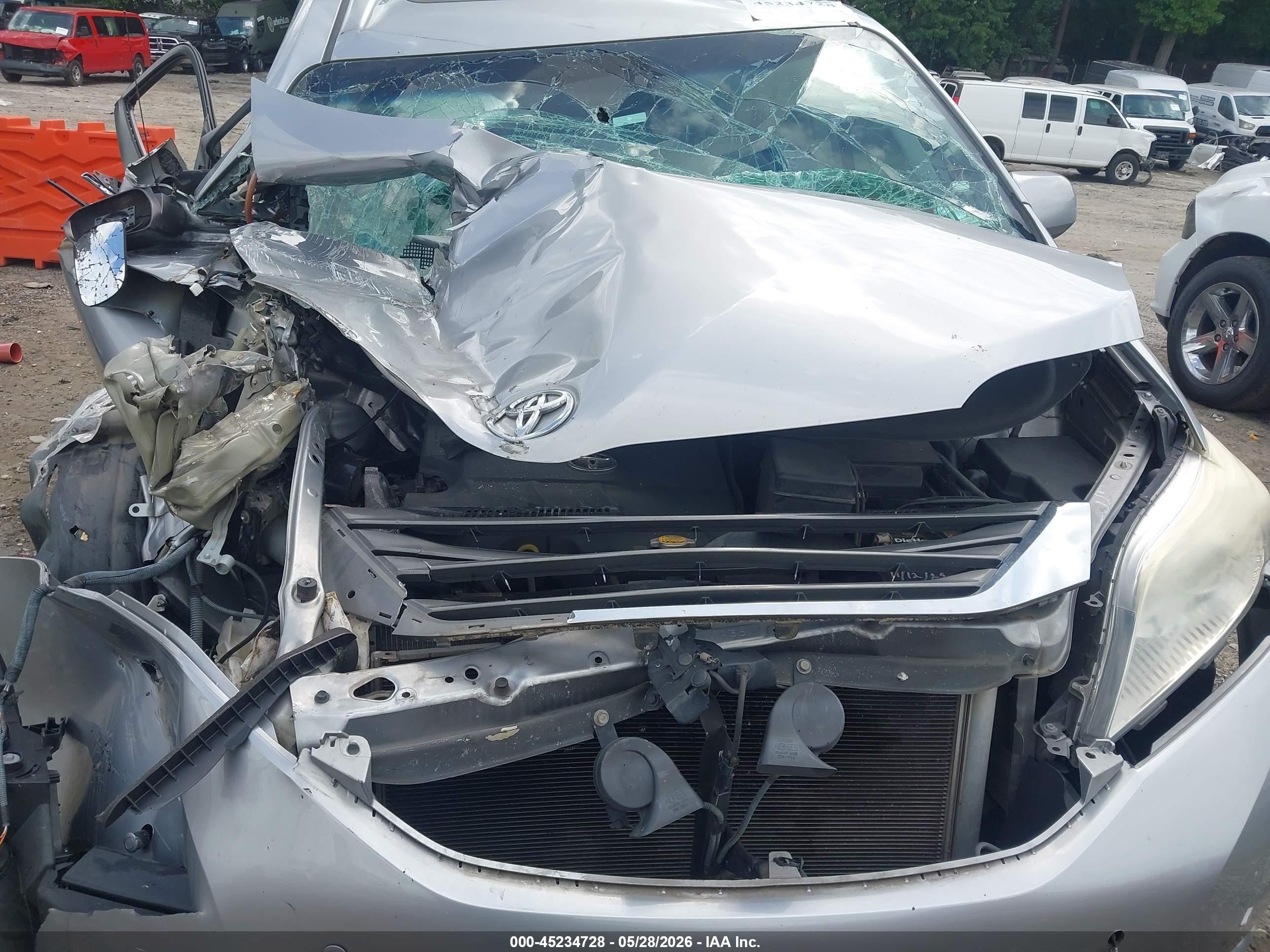 2013 Toyota Sienna Xle V6 8 Passenger Серебряный vin: 5TDYK3DC9DS318902