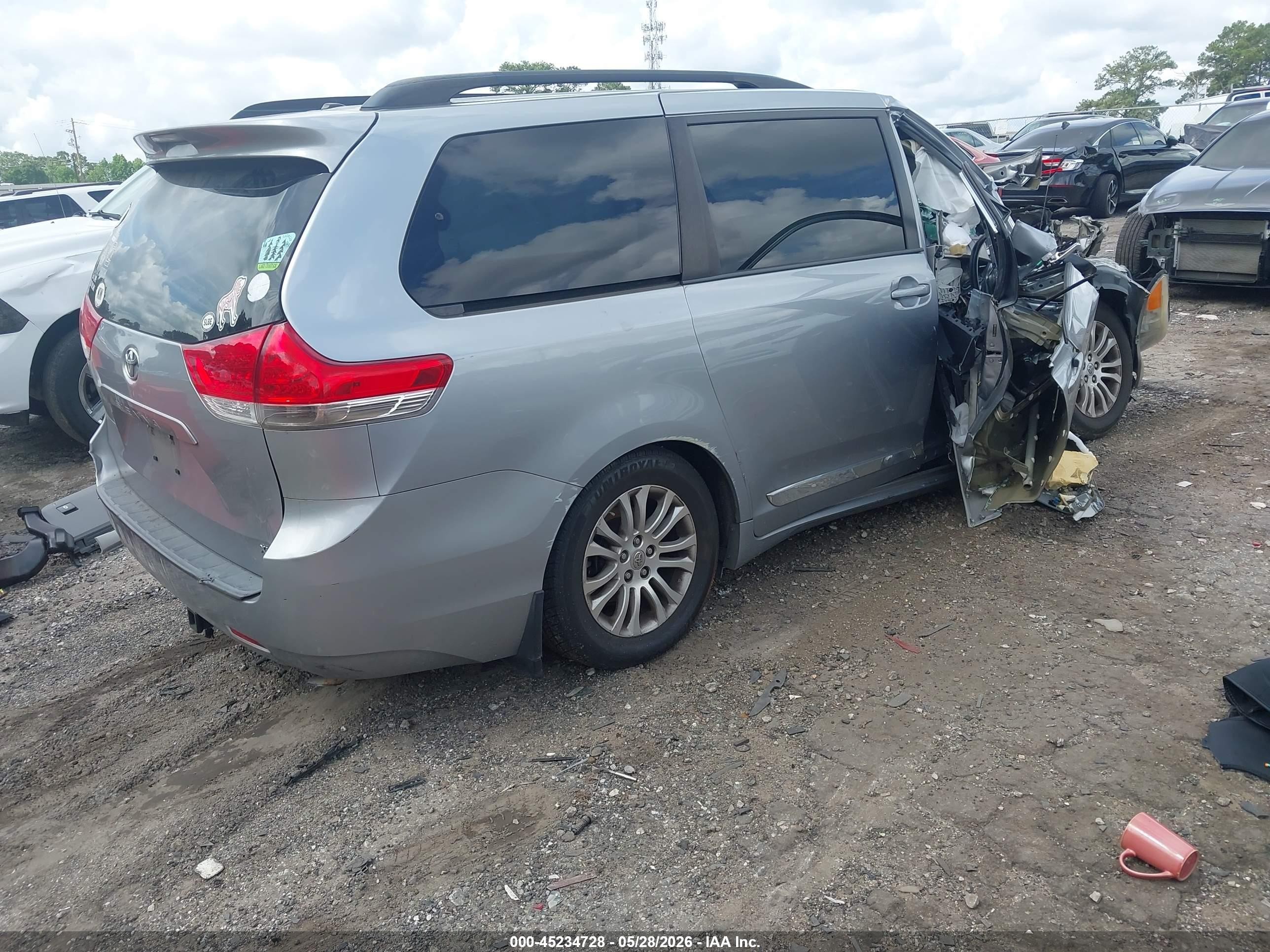 2013 Toyota Sienna Xle V6 8 Passenger Серебряный vin: 5TDYK3DC9DS318902