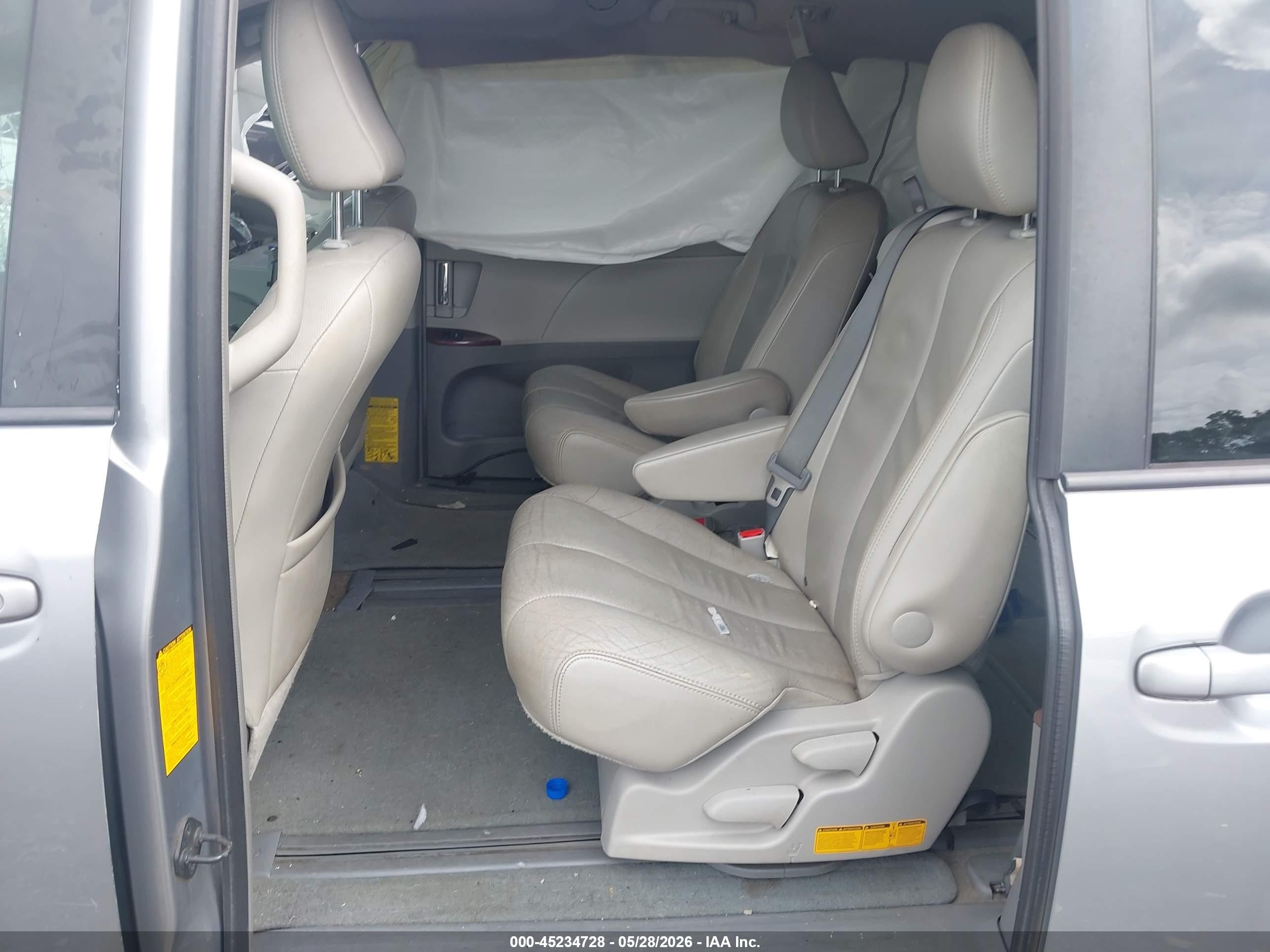 2013 Toyota Sienna Xle V6 8 Passenger Серебряный vin: 5TDYK3DC9DS318902