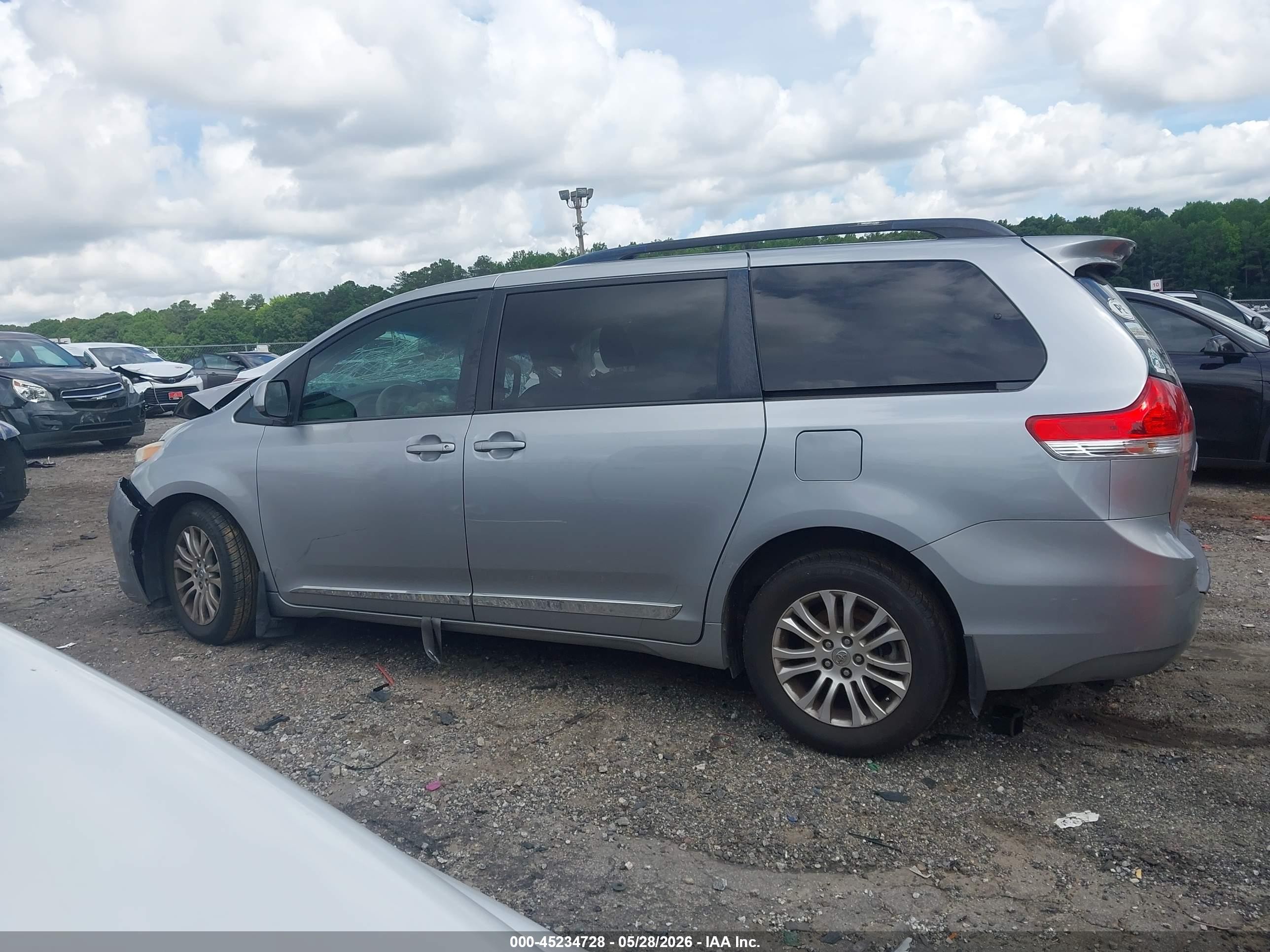 2013 Toyota Sienna Xle V6 8 Passenger Серебряный vin: 5TDYK3DC9DS318902