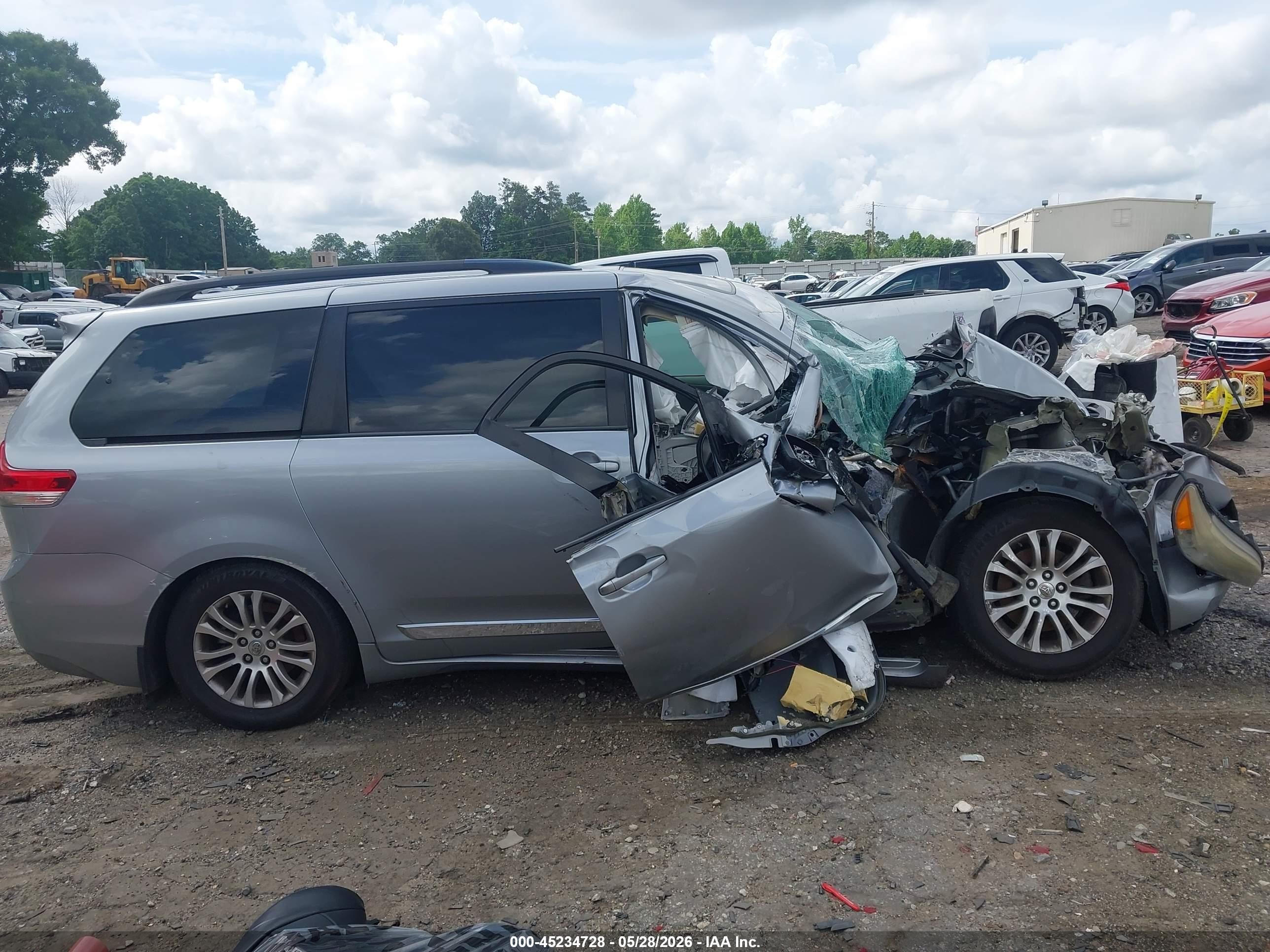 2013 Toyota Sienna Xle V6 8 Passenger Серебряный vin: 5TDYK3DC9DS318902