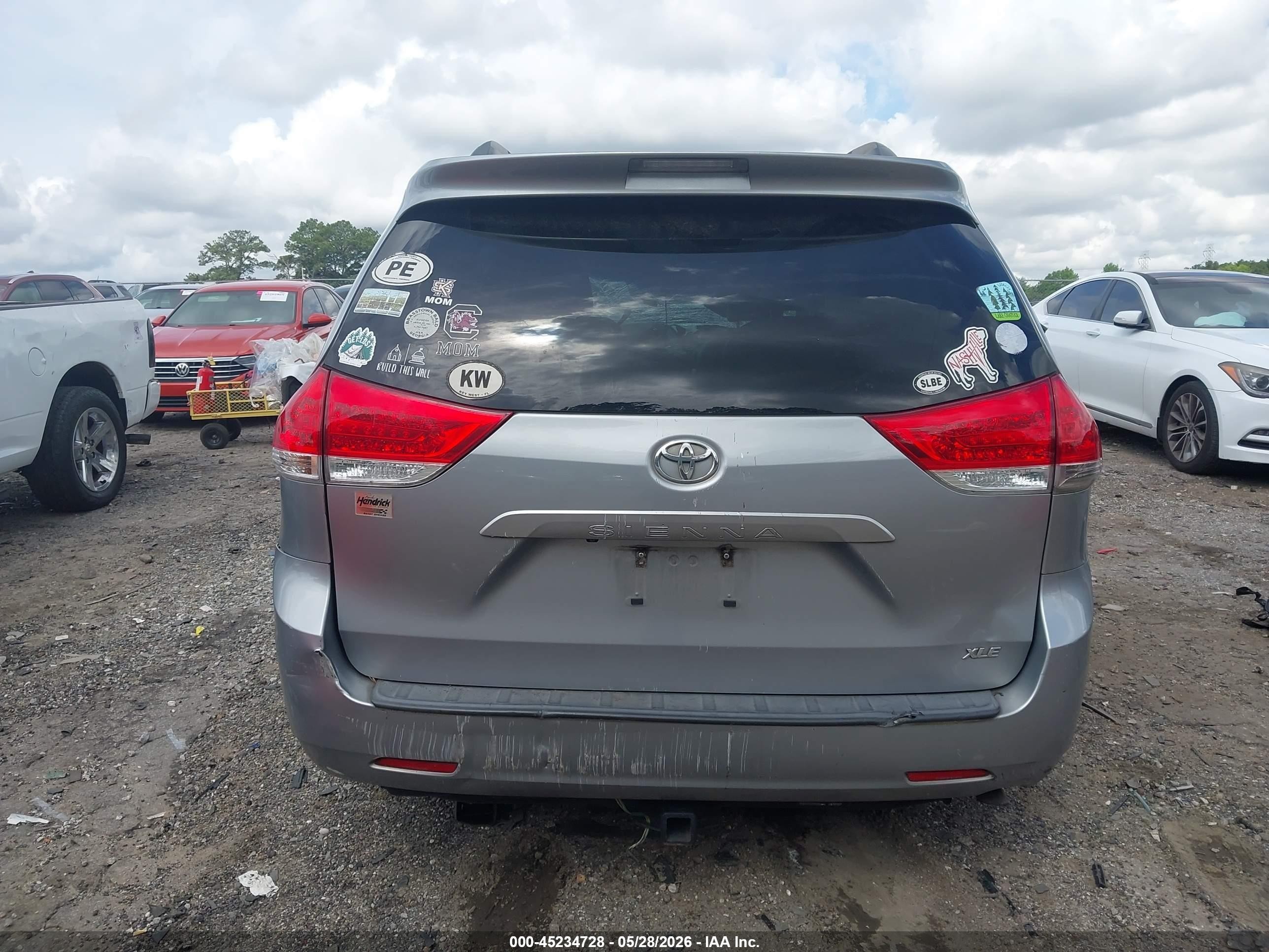 2013 Toyota Sienna Xle V6 8 Passenger Серебряный vin: 5TDYK3DC9DS318902