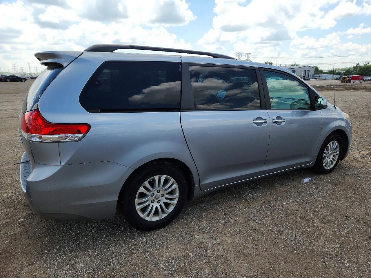 2013 Toyota Sienna Xle 8-passenger Silver vin: 5TDYK3DC9DS348806