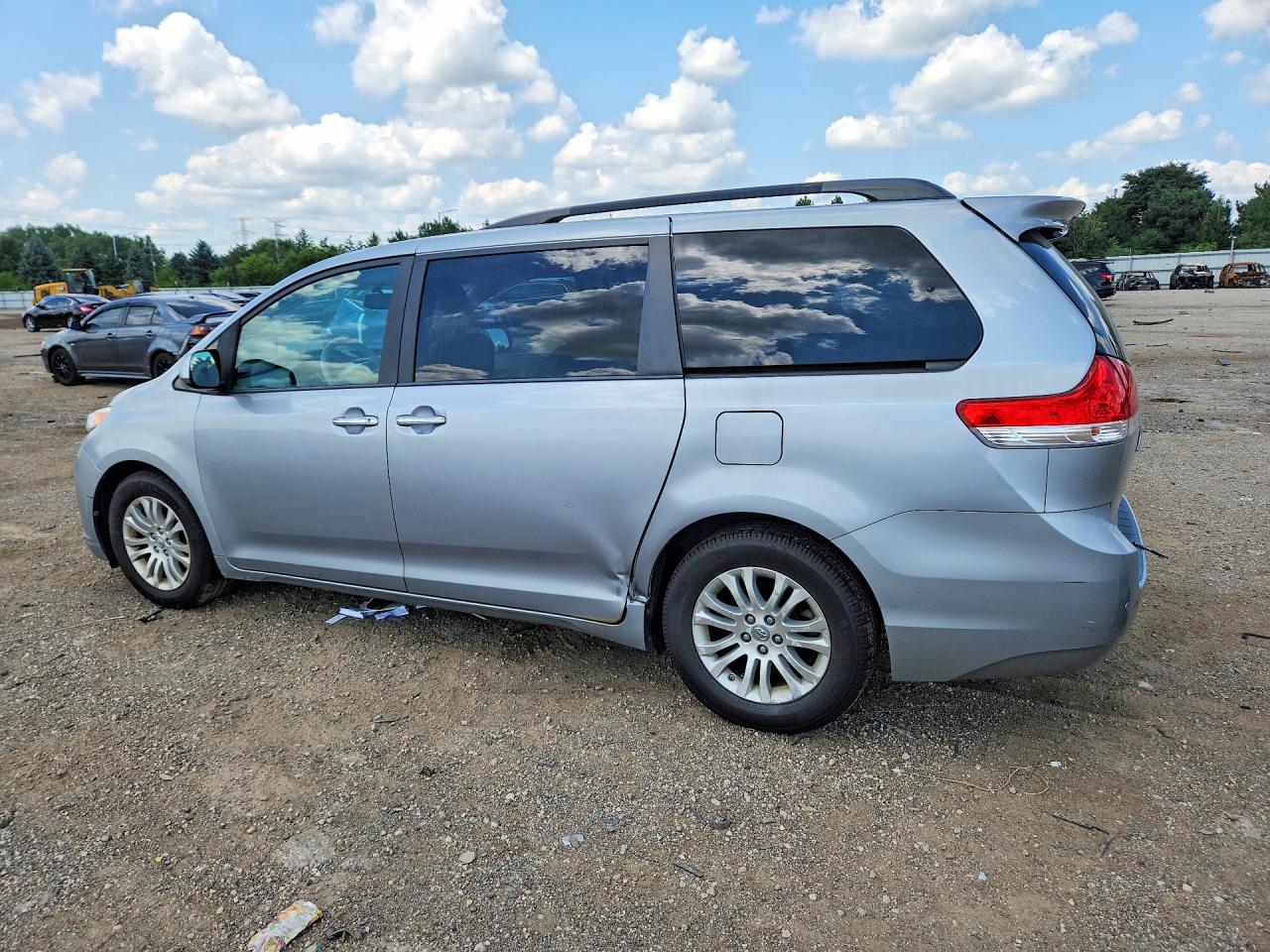2013 Toyota Sienna Xle 8-passenger Silver vin: 5TDYK3DC9DS348806