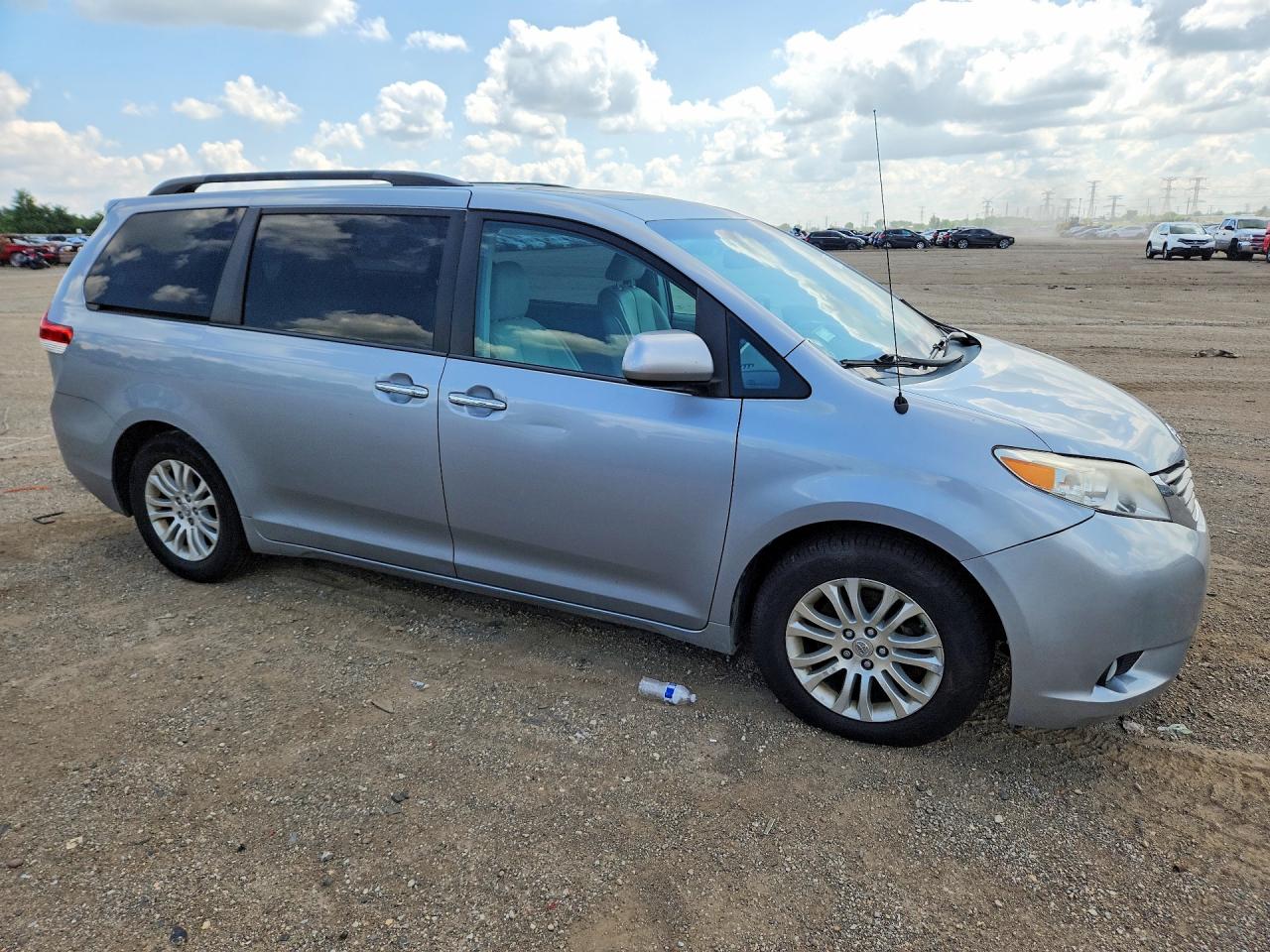 2013 Toyota Sienna Xle 8-passenger Silver vin: 5TDYK3DC9DS348806