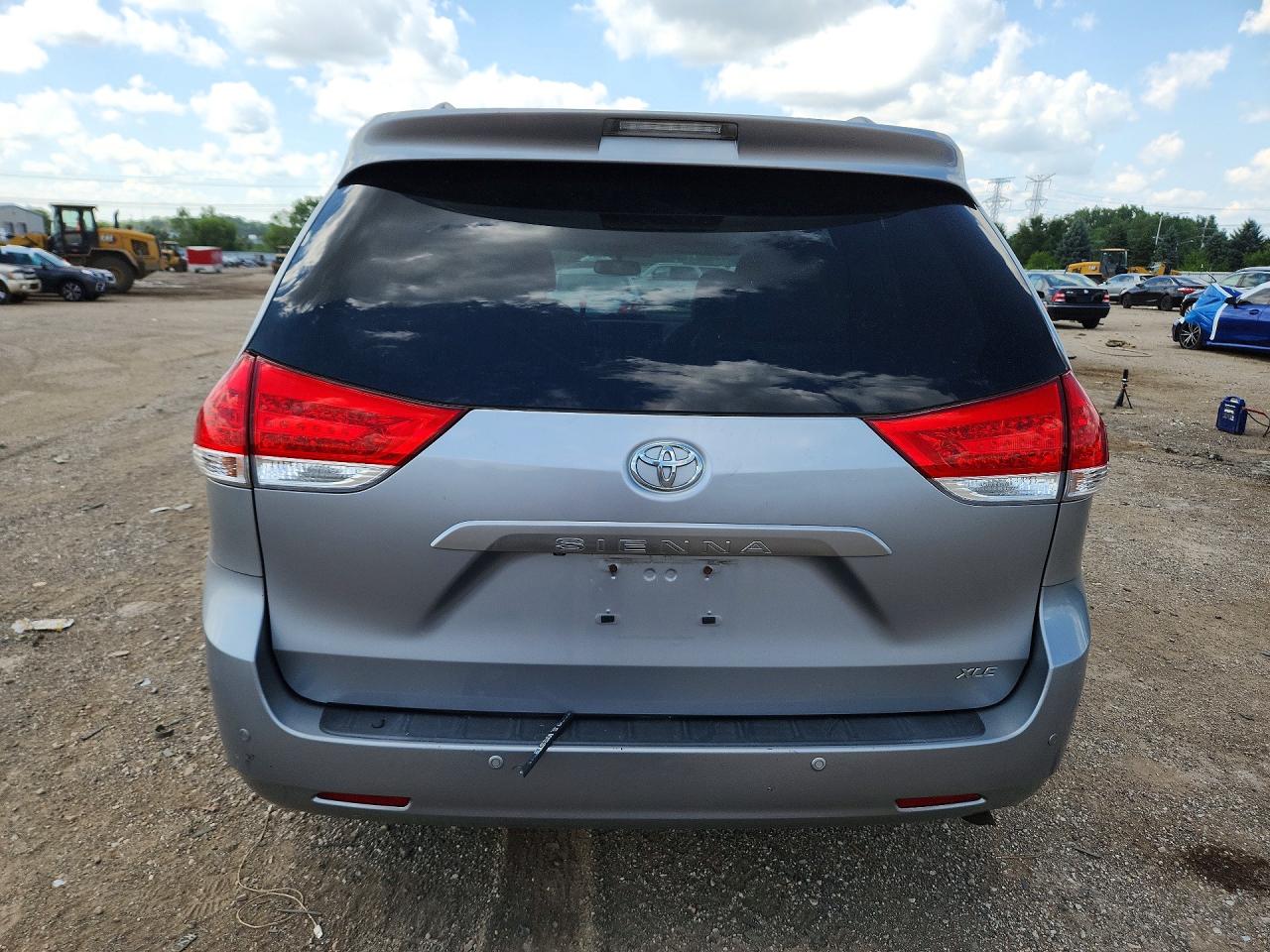 2013 Toyota Sienna Xle 8-passenger Silver vin: 5TDYK3DC9DS348806