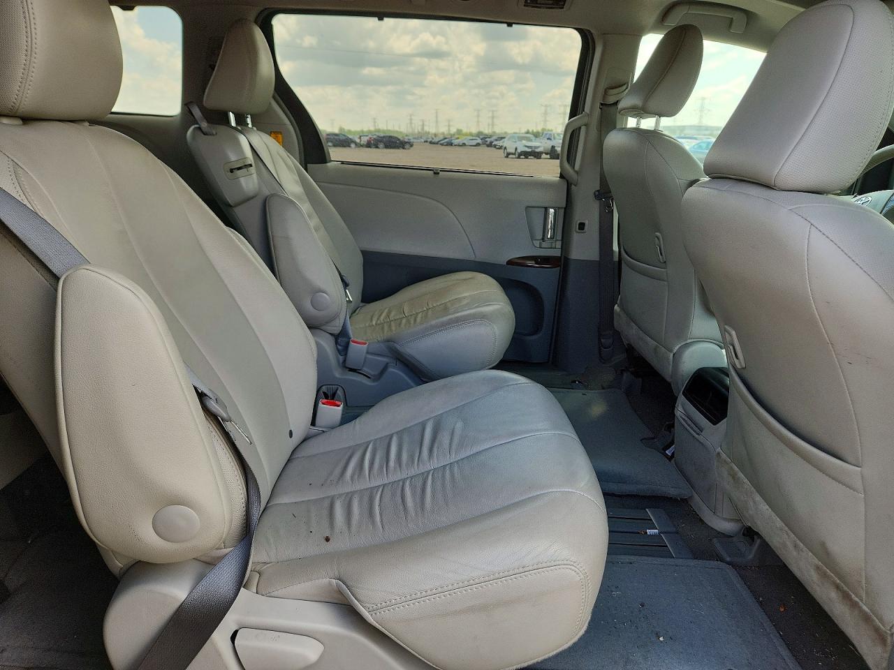 2013 Toyota Sienna Xle 8-passenger Silver vin: 5TDYK3DC9DS348806