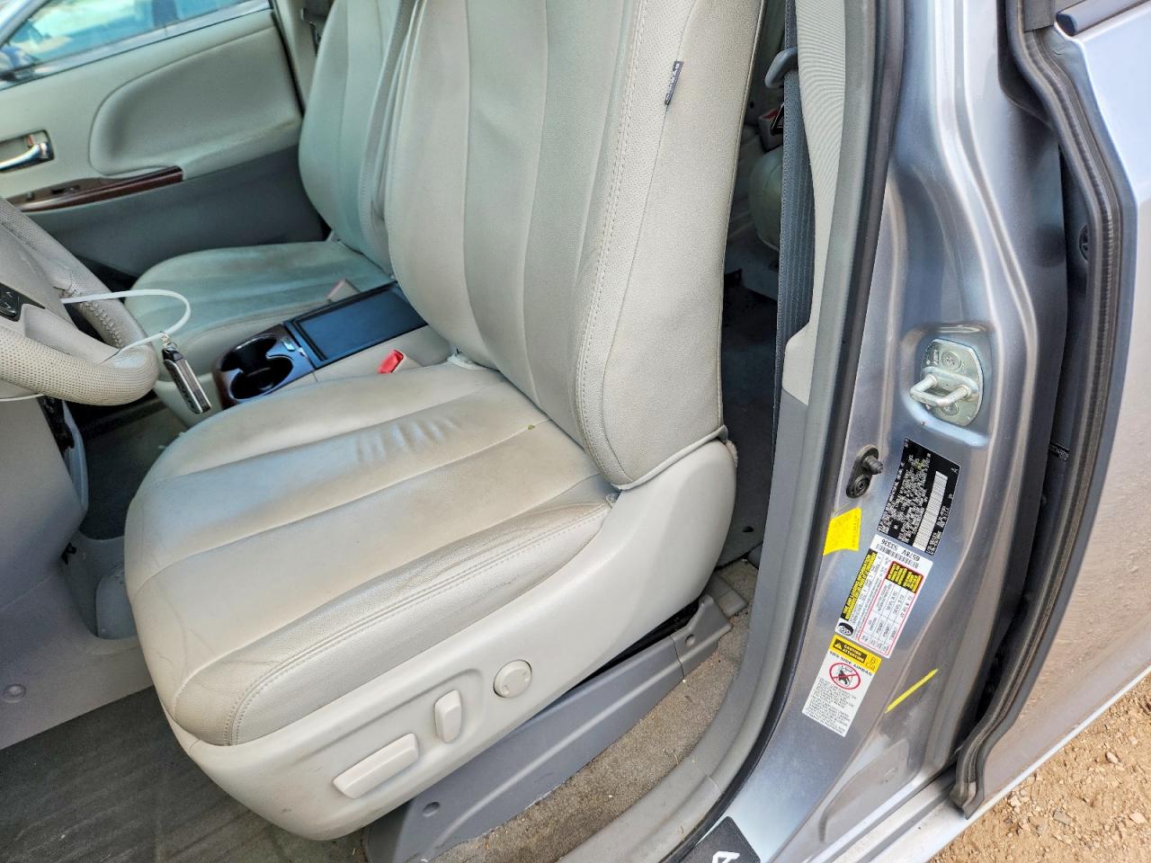 2013 Toyota Sienna Xle 8-passenger Silver vin: 5TDYK3DC9DS348806