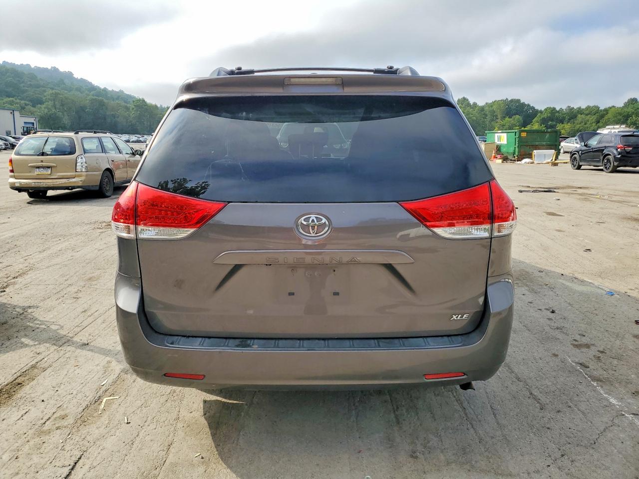 2013 Toyota Sienna Xle 8-passenger Gray vin: 5TDYK3DC9DS379537
