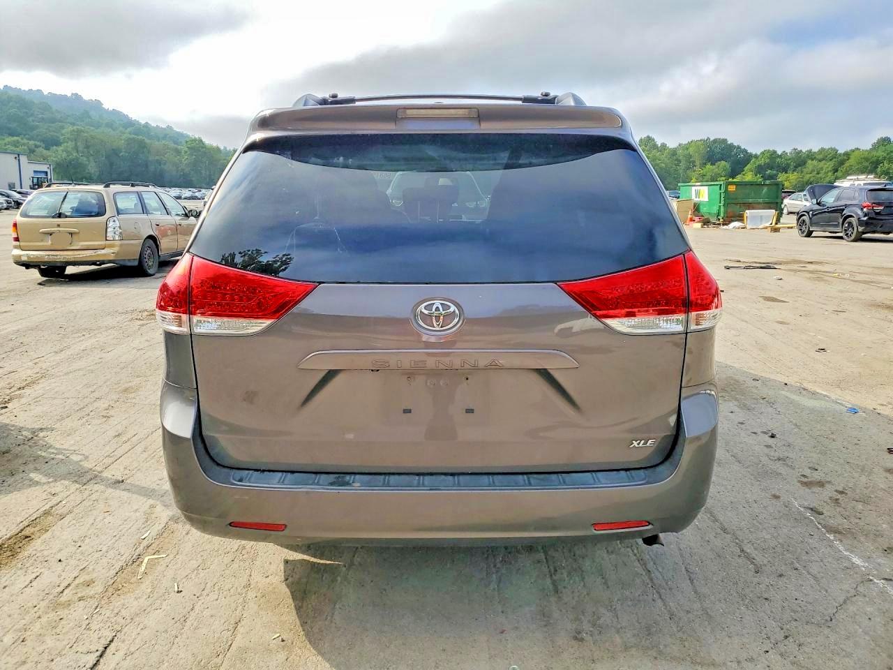 2013 Toyota Sienna Xle 8-passenger Gray vin: 5TDYK3DC9DS379537