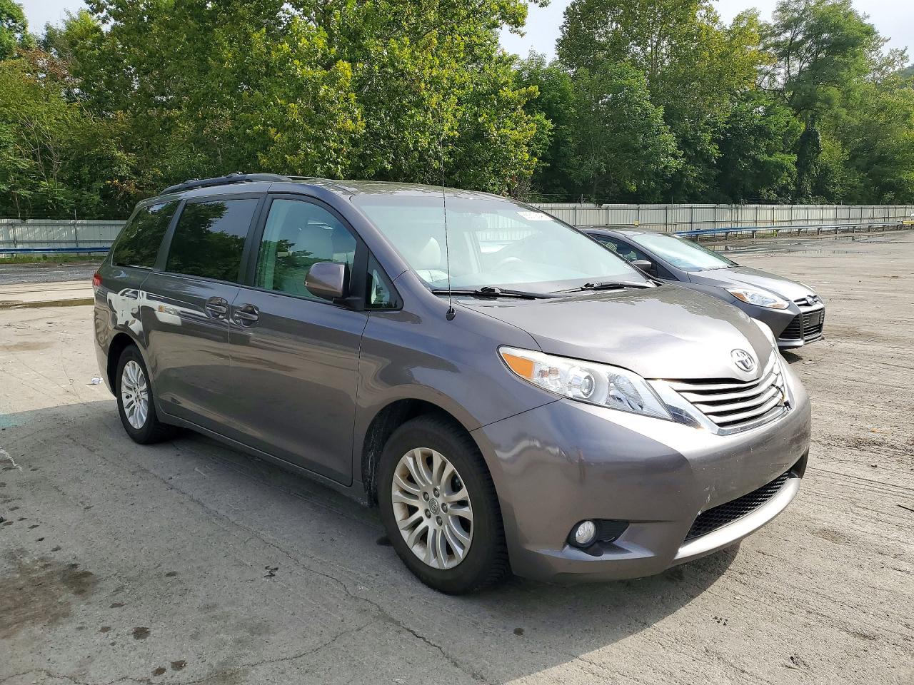 2013 Toyota Sienna Xle 8-passenger Gray vin: 5TDYK3DC9DS379537