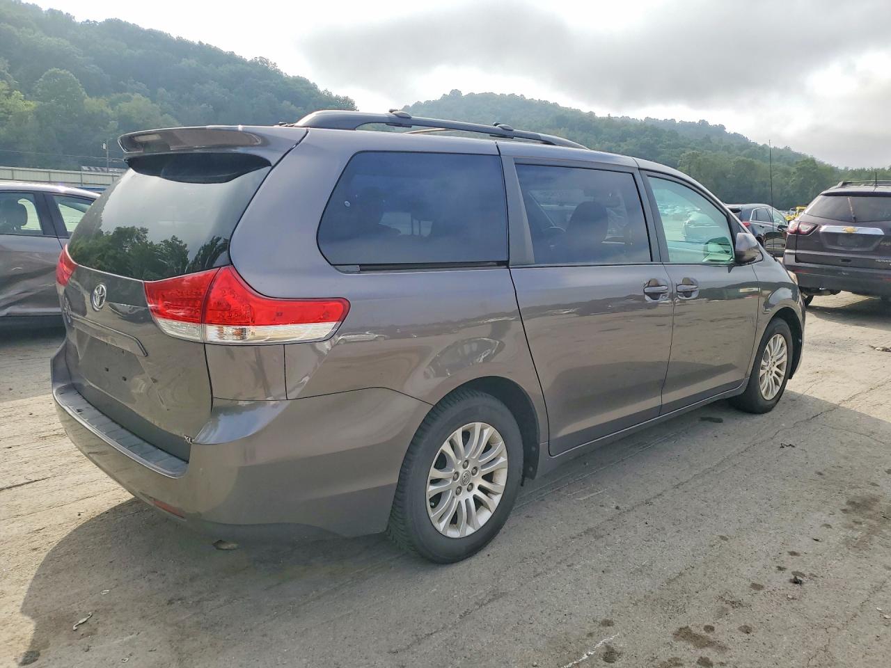 2013 Toyota Sienna Xle 8-passenger Gray vin: 5TDYK3DC9DS379537