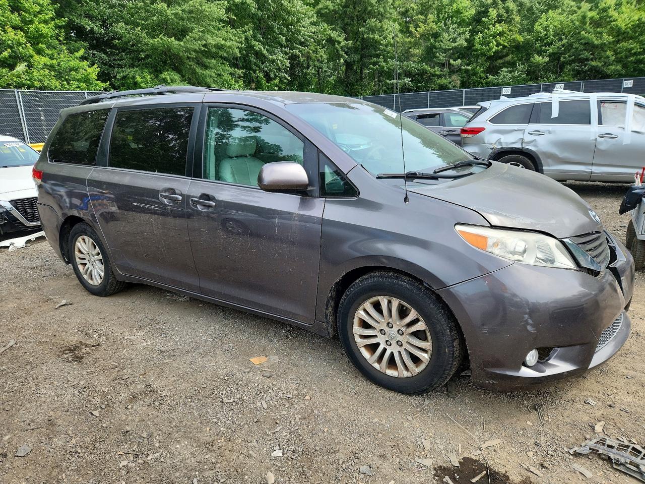 2013 Toyota Sienna Xle 8-passenger Gray vin: 5TDYK3DC9DS382745
