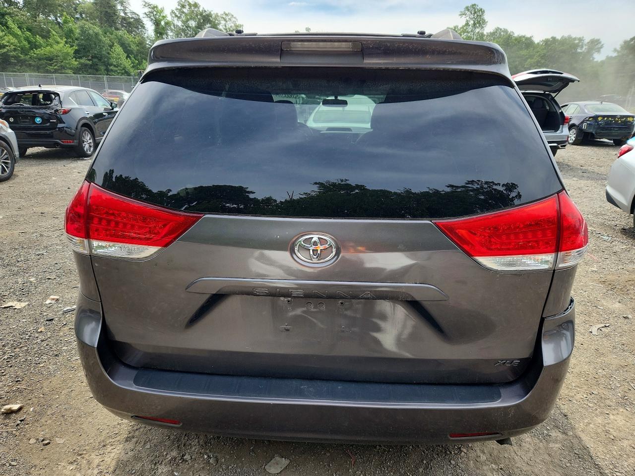 2013 Toyota Sienna Xle 8-passenger Gray vin: 5TDYK3DC9DS382745
