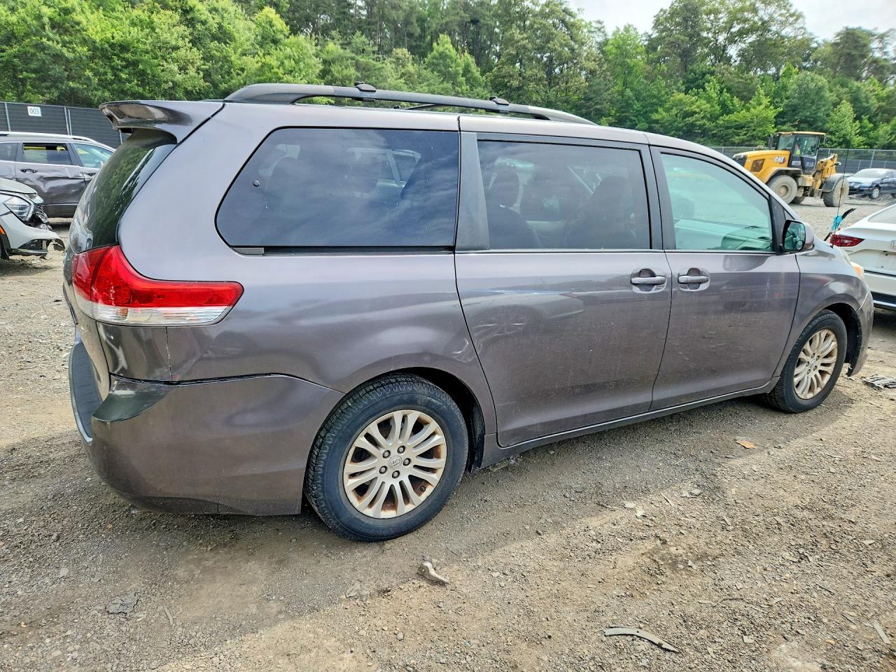 2013 Toyota Sienna Xle 8-passenger Gray vin: 5TDYK3DC9DS382745
