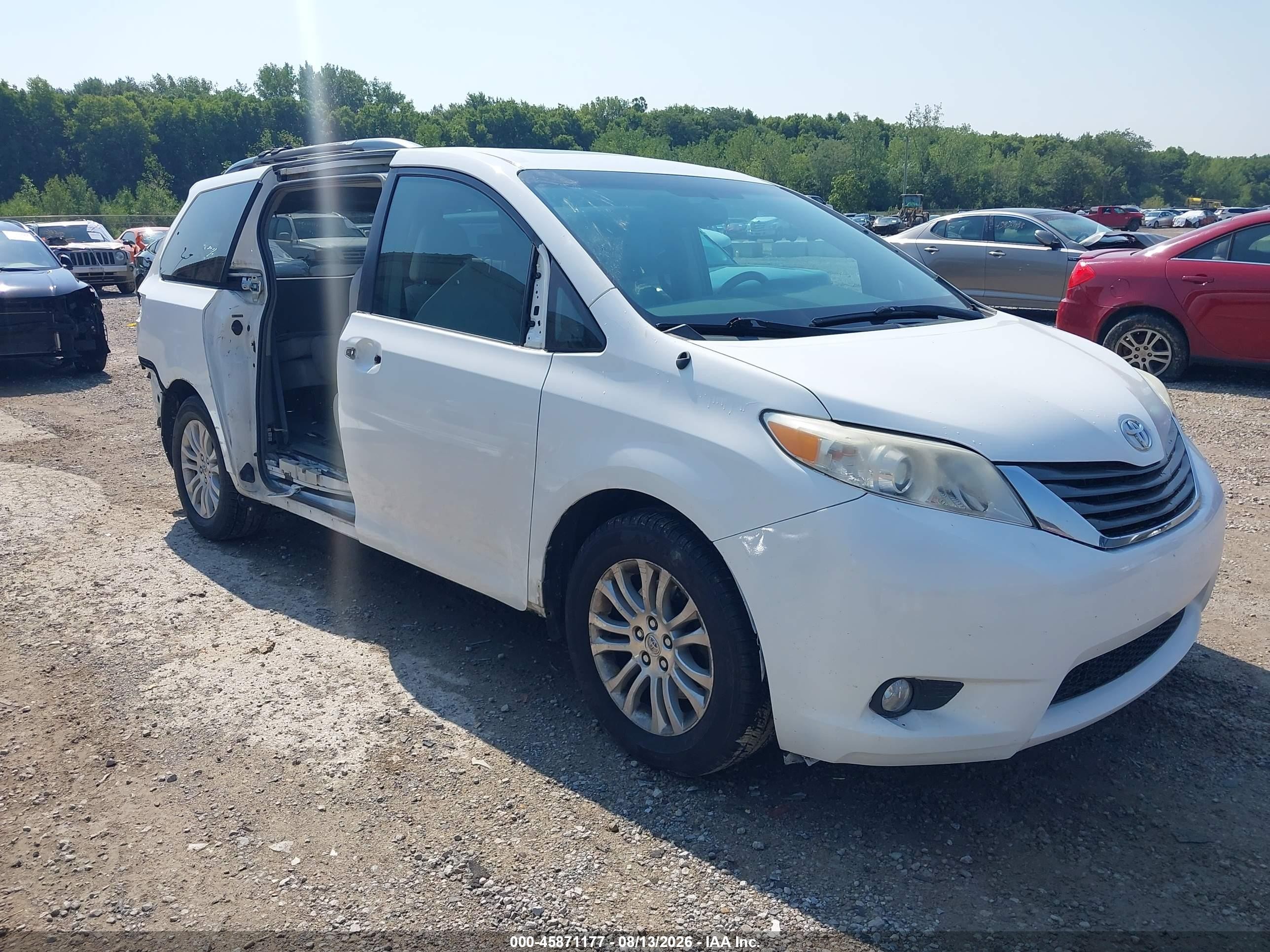 2013 Toyota Sienna Xle V6 8 Passenger White vin: 5TDYK3DC9DS389050