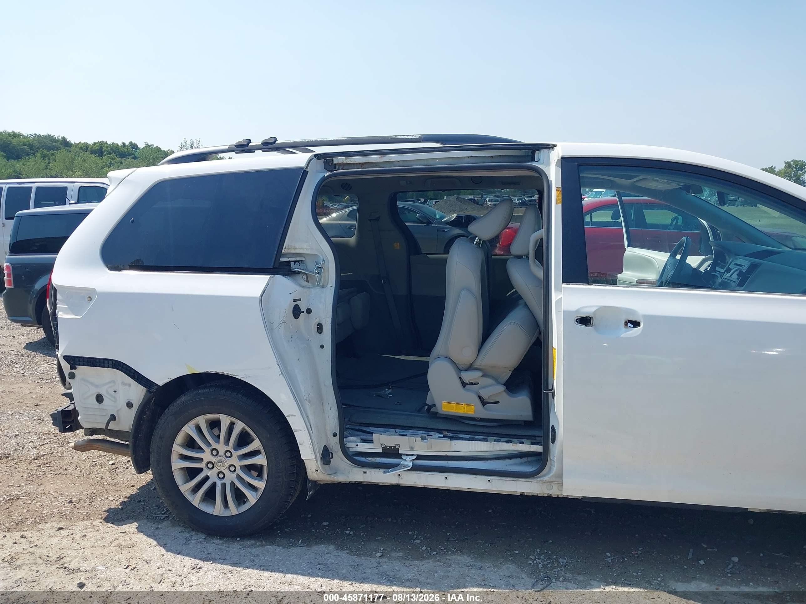 2013 Toyota Sienna Xle V6 8 Passenger White vin: 5TDYK3DC9DS389050