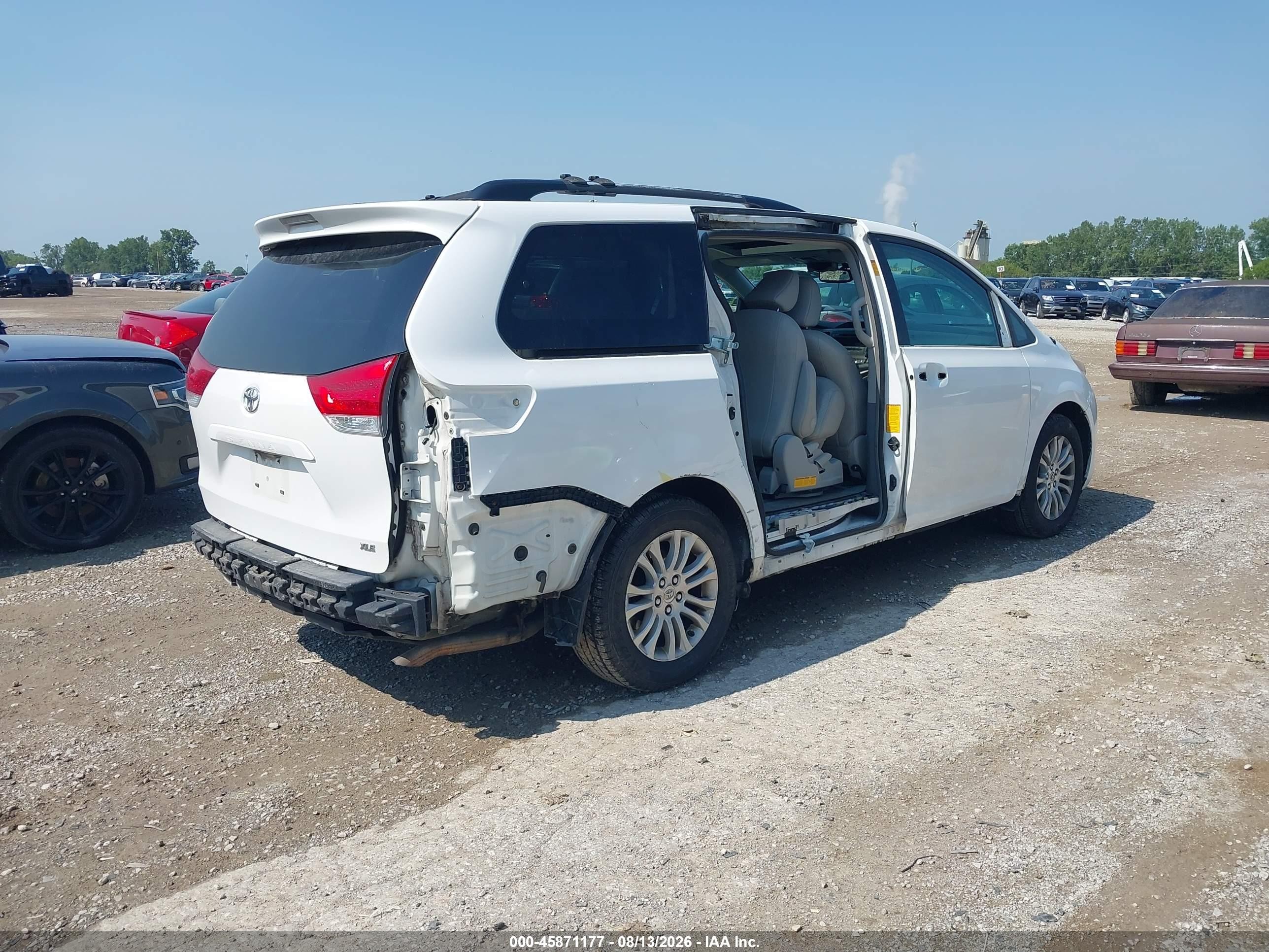 2013 Toyota Sienna Xle V6 8 Passenger White vin: 5TDYK3DC9DS389050