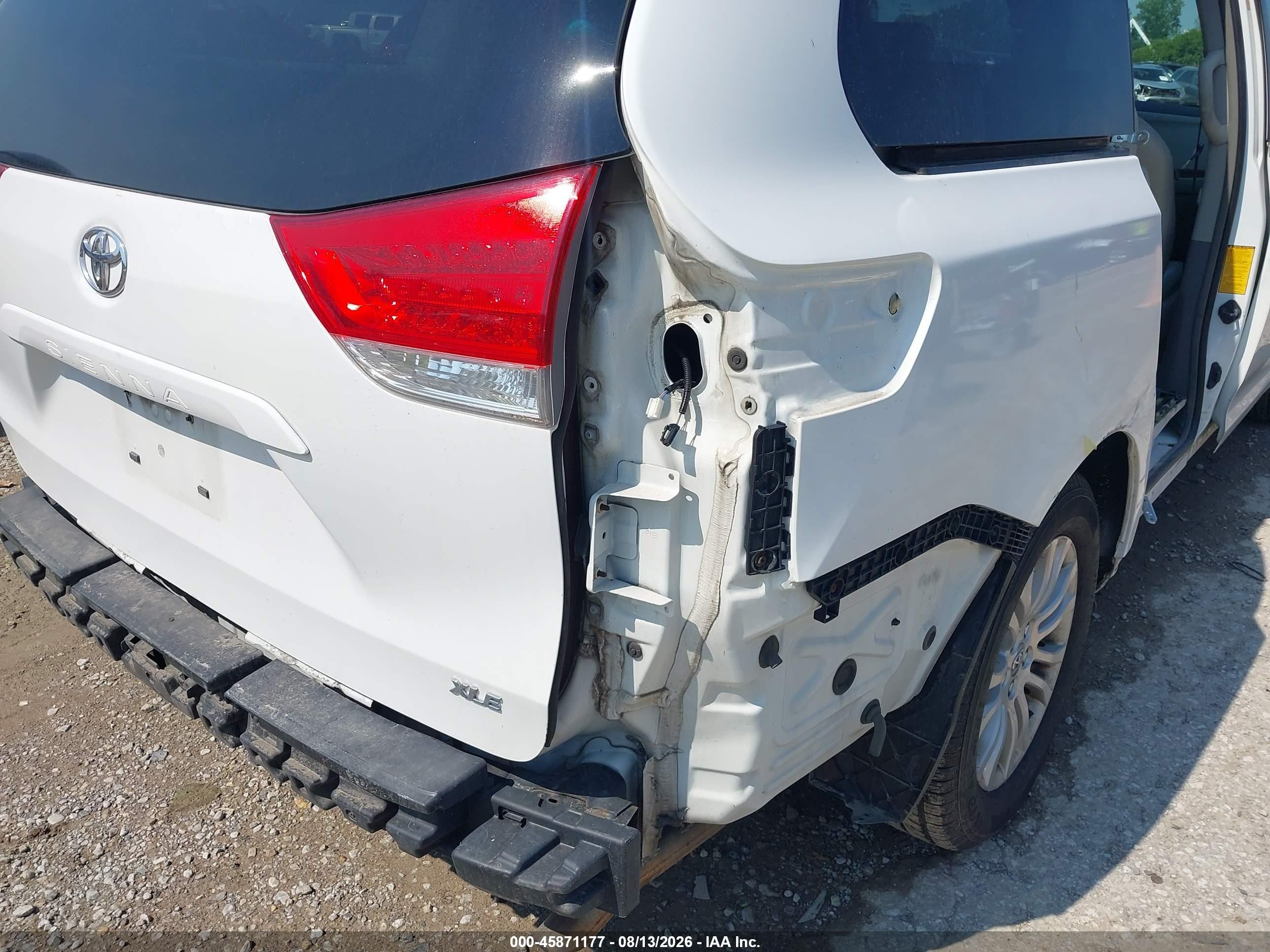 2013 Toyota Sienna Xle V6 8 Passenger White vin: 5TDYK3DC9DS389050