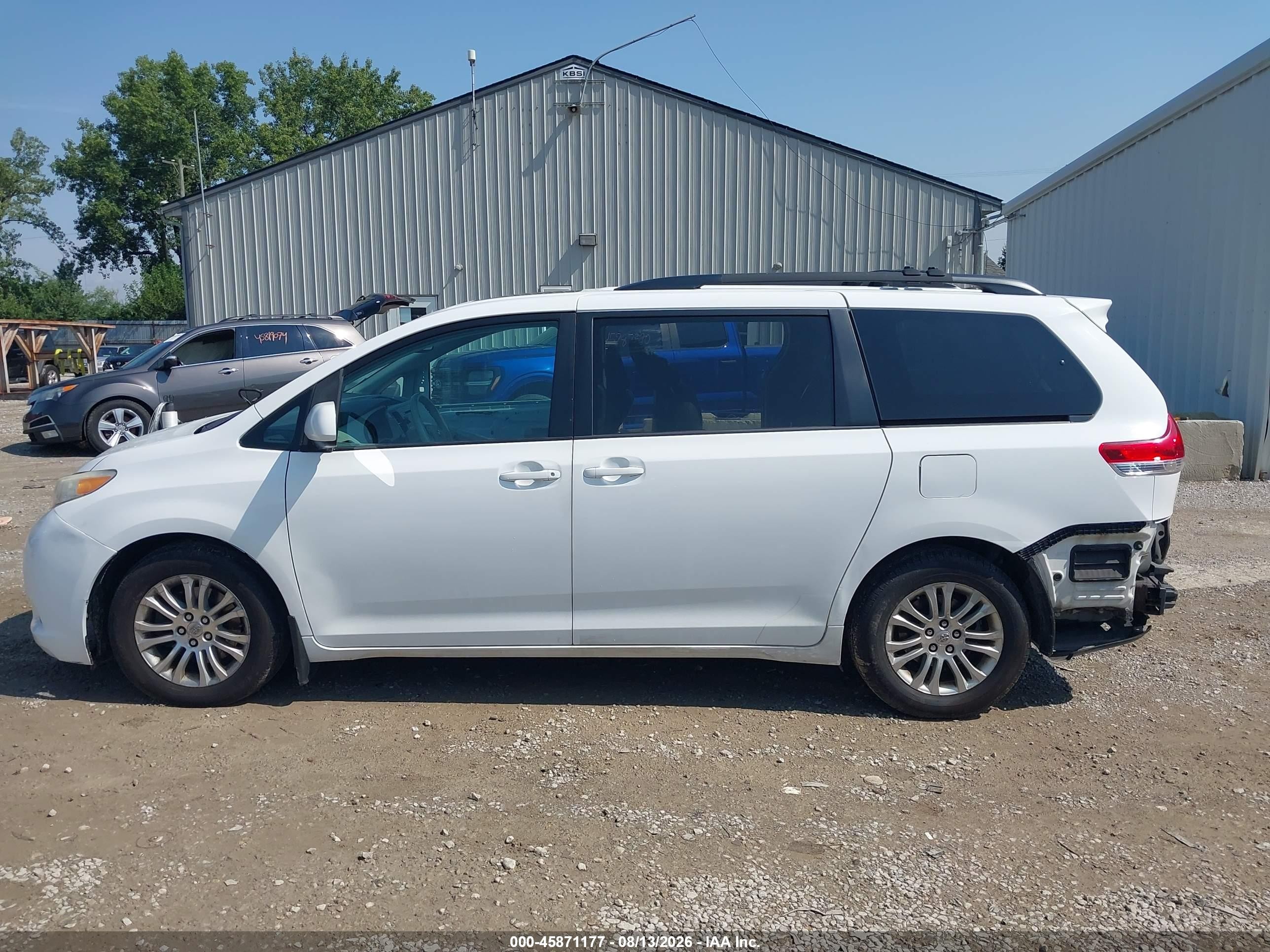 2013 Toyota Sienna Xle V6 8 Passenger White vin: 5TDYK3DC9DS389050