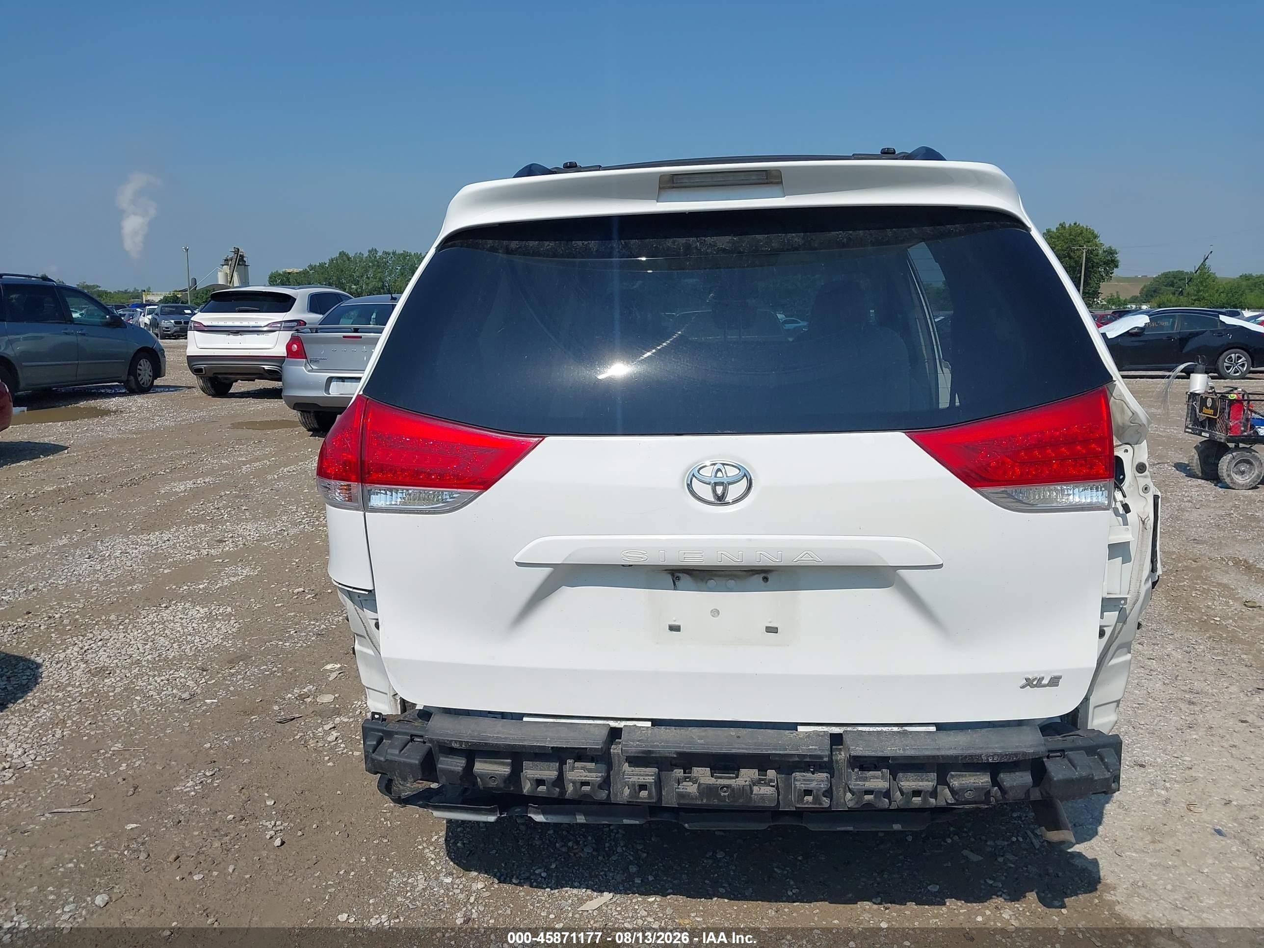 2013 Toyota Sienna Xle V6 8 Passenger White vin: 5TDYK3DC9DS389050