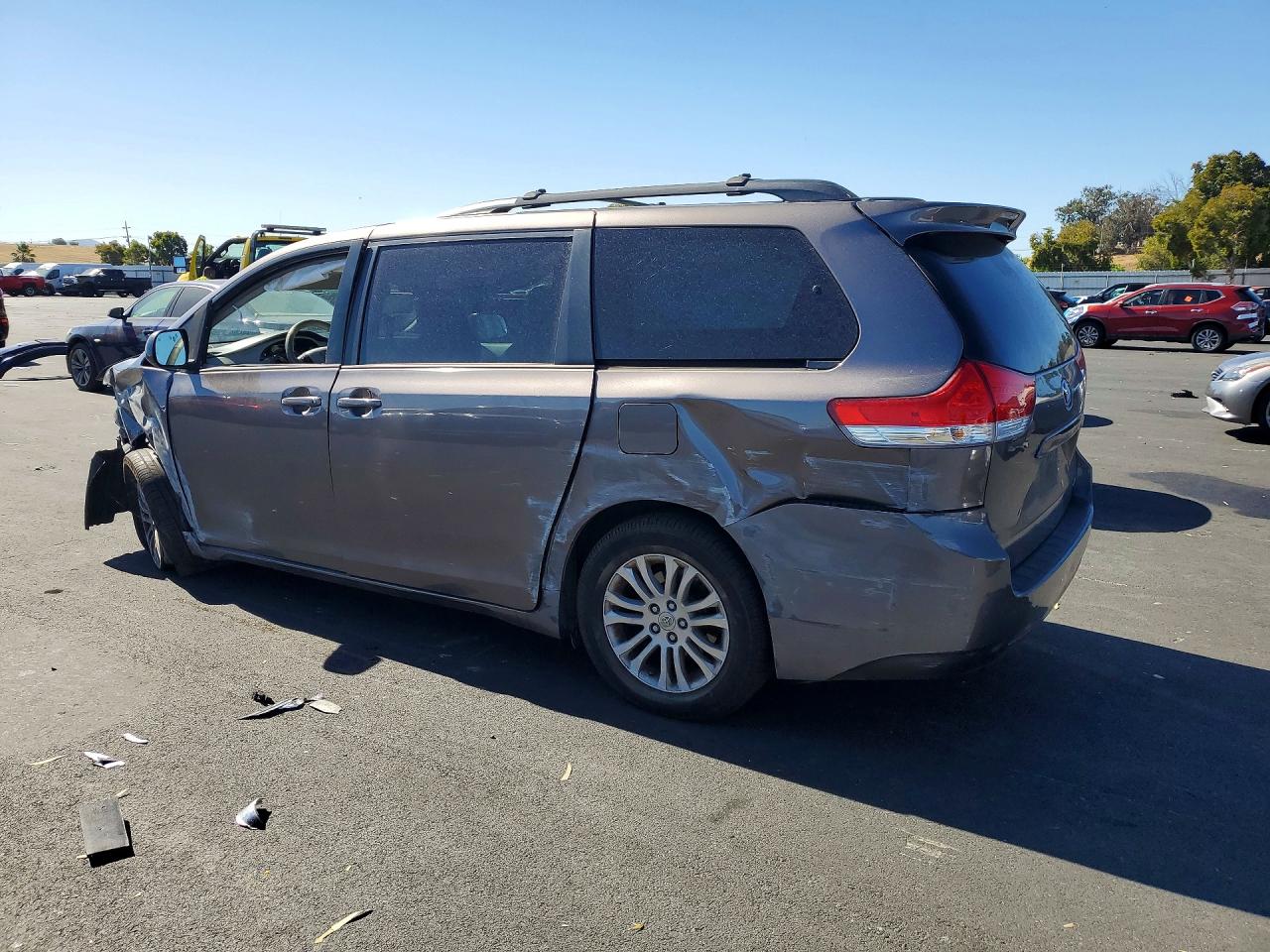 2013 Toyota Sienna Xle 8-passenger Серый vin: 5TDYK3DC9DS395303