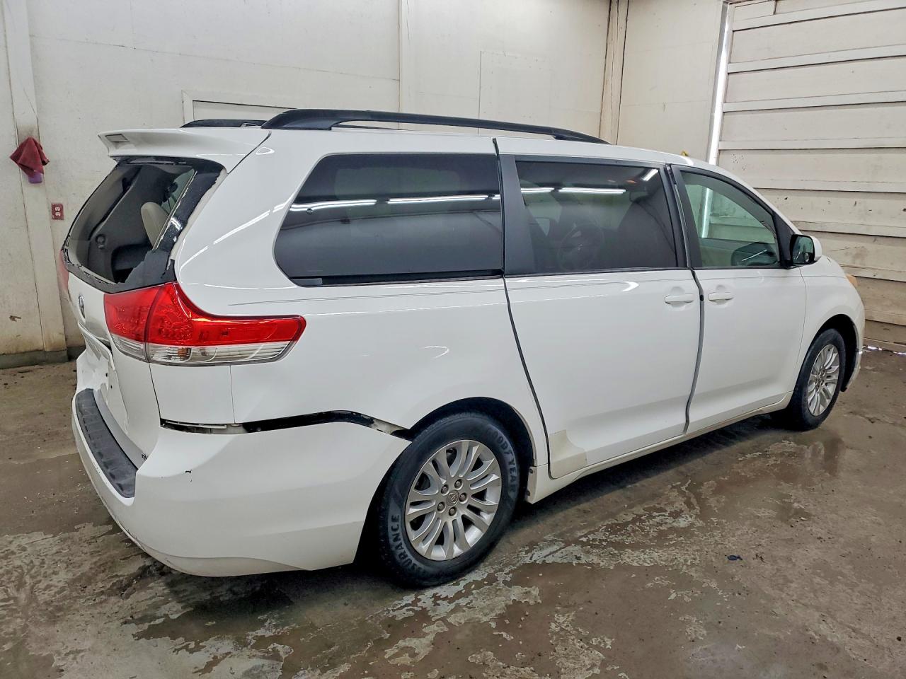 2013 Toyota Sienna Xle 8-passenger White vin: 5TDYK3DC9DS404615