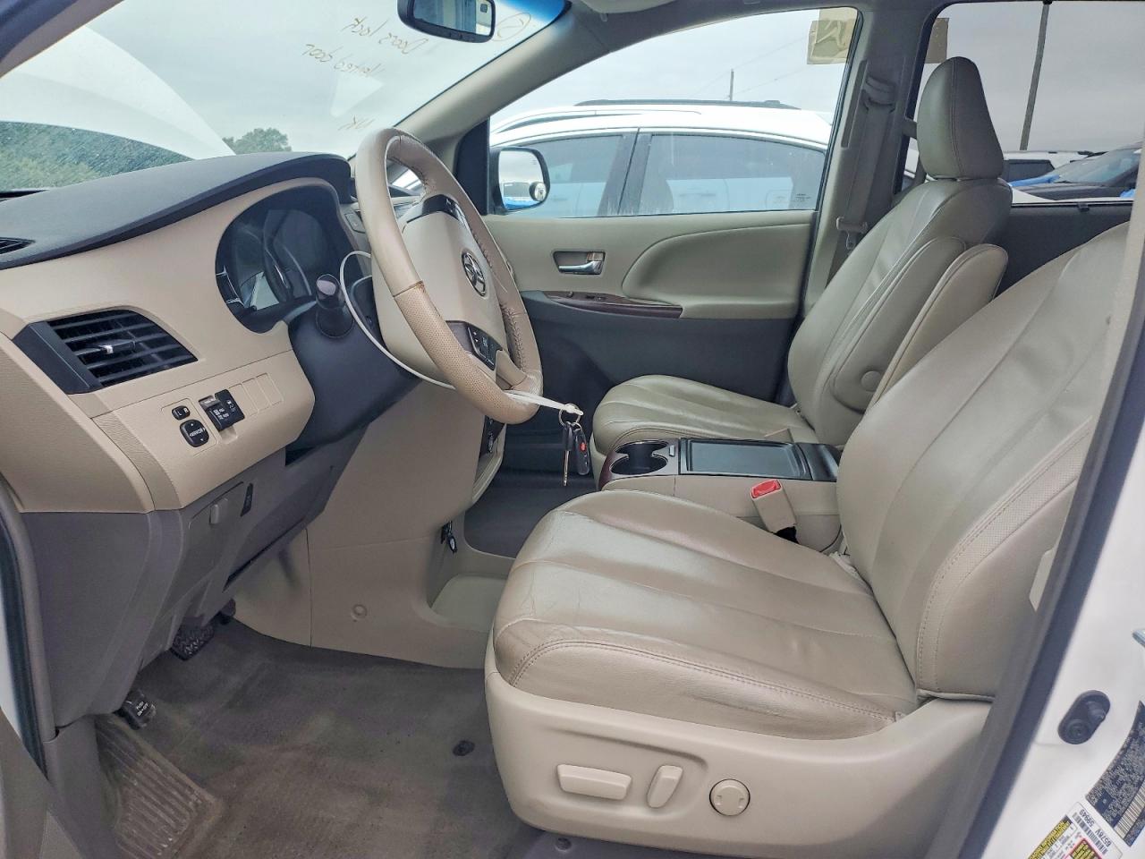 2013 Toyota Sienna Xle 8-passenger White vin: 5TDYK3DC9DS404615
