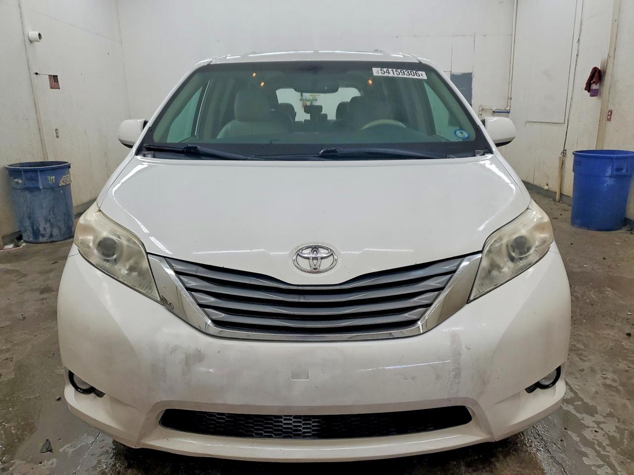 2013 Toyota Sienna Xle 8-passenger White vin: 5TDYK3DC9DS404615