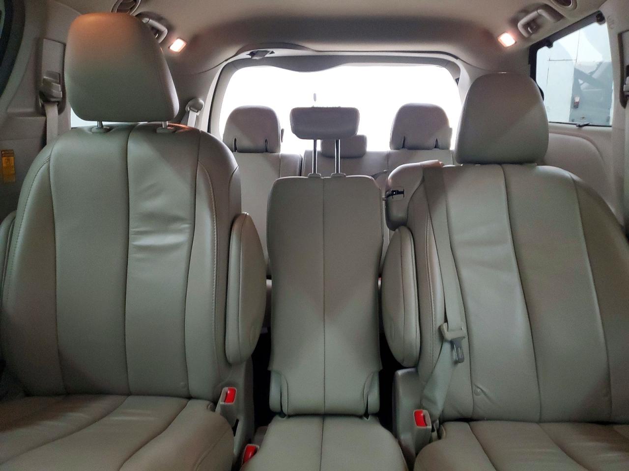 2013 Toyota Sienna Xle 8-passenger White vin: 5TDYK3DC9DS404615
