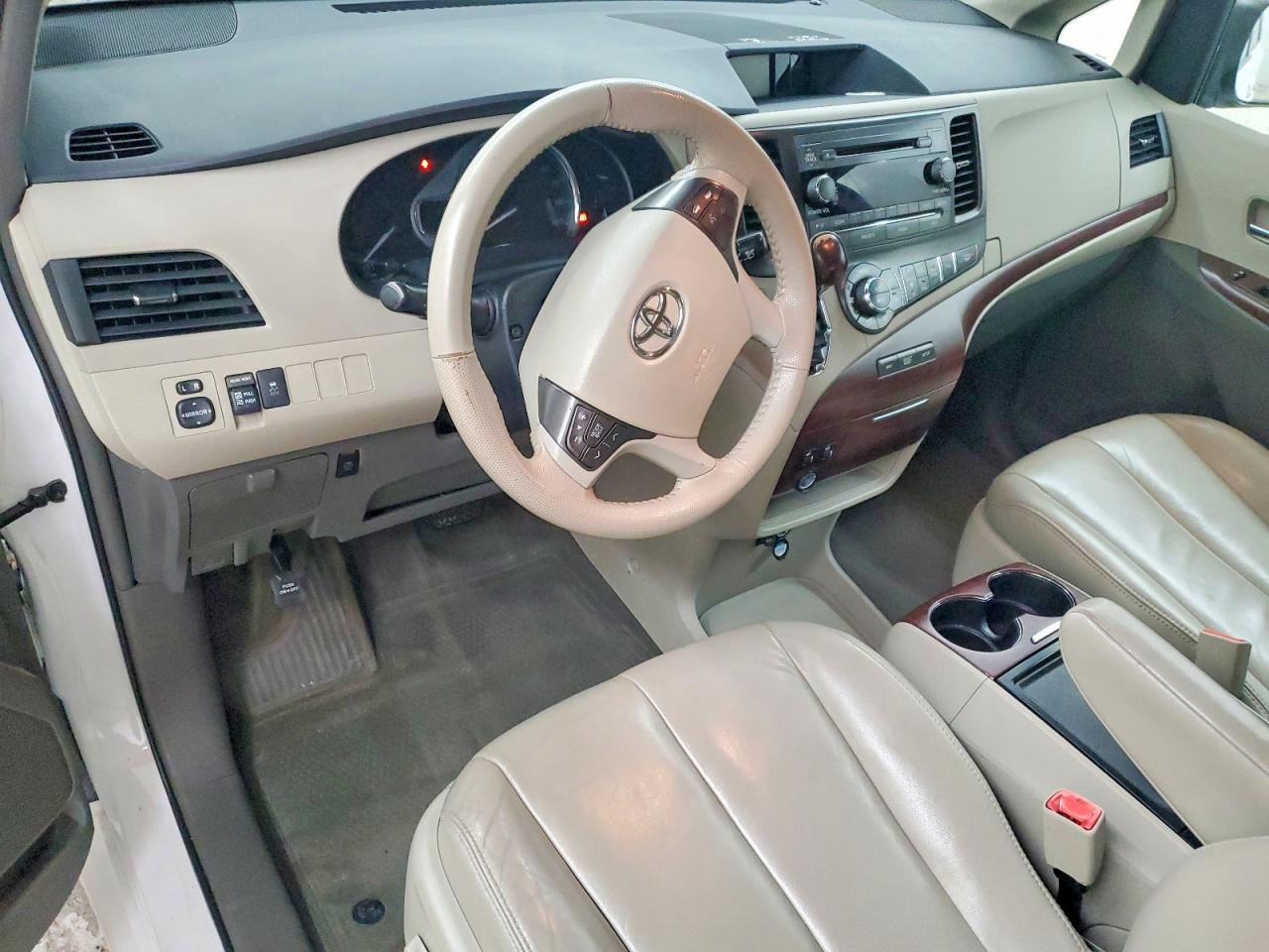 2013 Toyota Sienna Xle 8-passenger White vin: 5TDYK3DC9DS404615