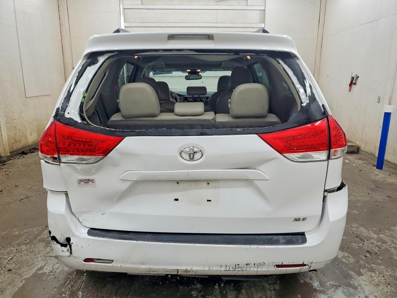 2013 Toyota Sienna Xle 8-passenger White vin: 5TDYK3DC9DS404615