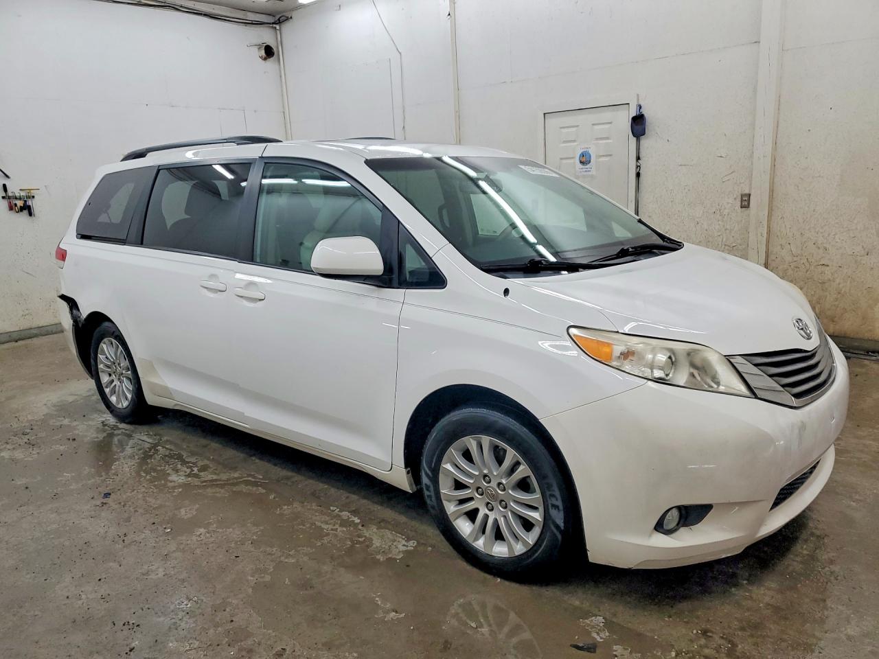 2013 Toyota Sienna Xle 8-passenger White vin: 5TDYK3DC9DS404615