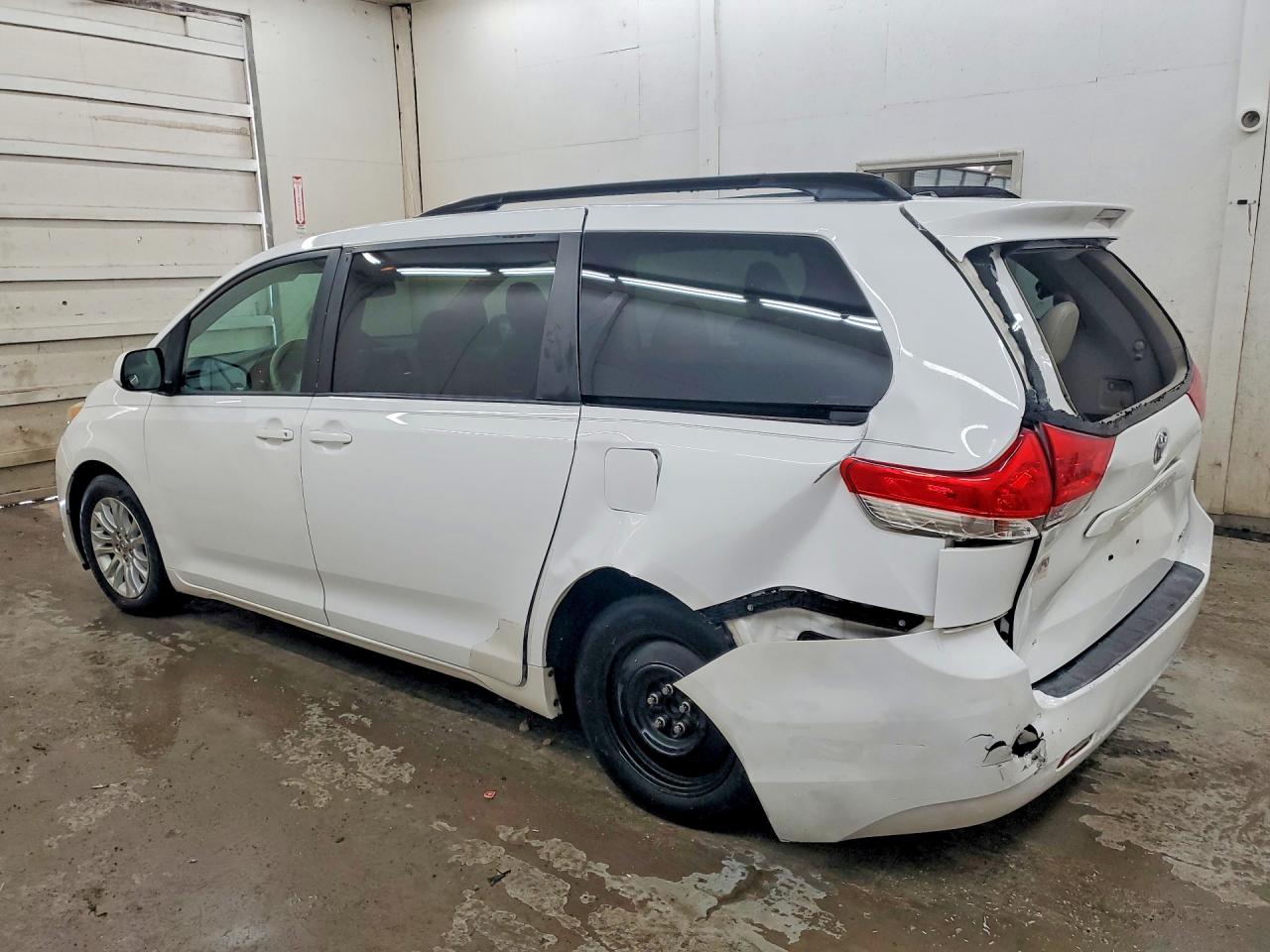 2013 Toyota Sienna Xle 8-passenger White vin: 5TDYK3DC9DS404615