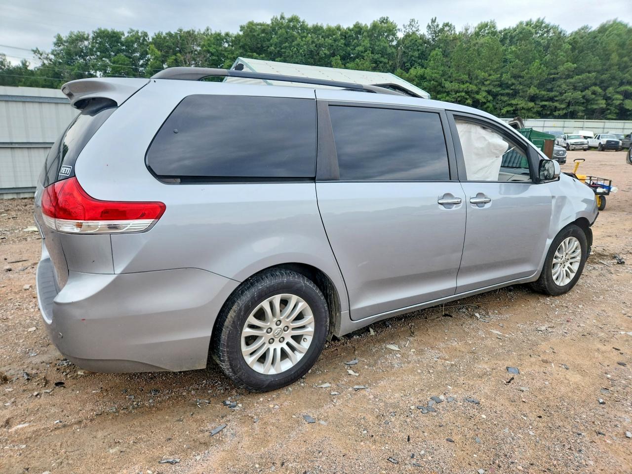 2013 Toyota Sienna Xle 8-passenger Silver vin: 5TDYK3DC9DS405263