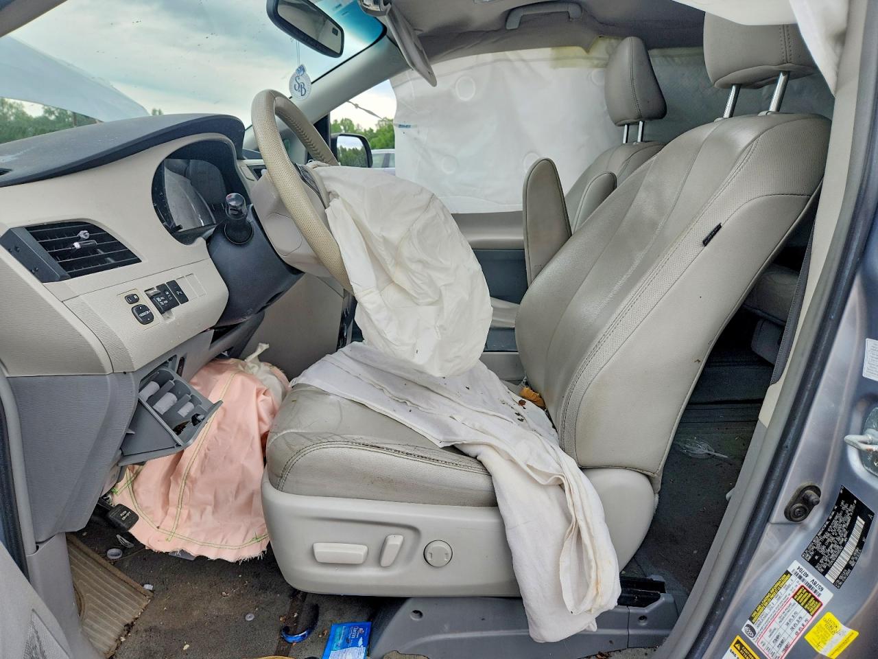 2013 Toyota Sienna Xle 8-passenger Silver vin: 5TDYK3DC9DS405263
