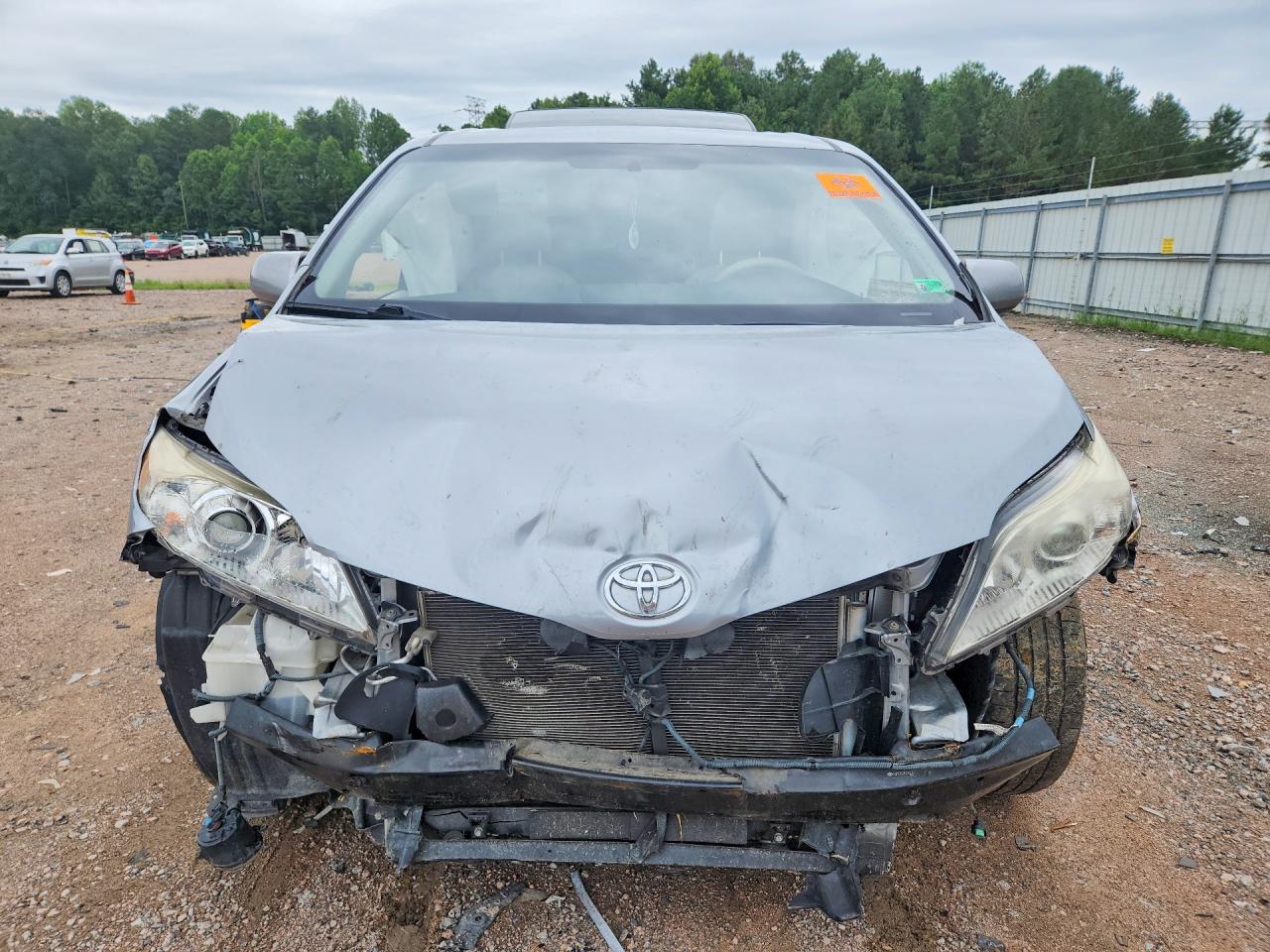 2013 Toyota Sienna Xle 8-passenger Silver vin: 5TDYK3DC9DS405263