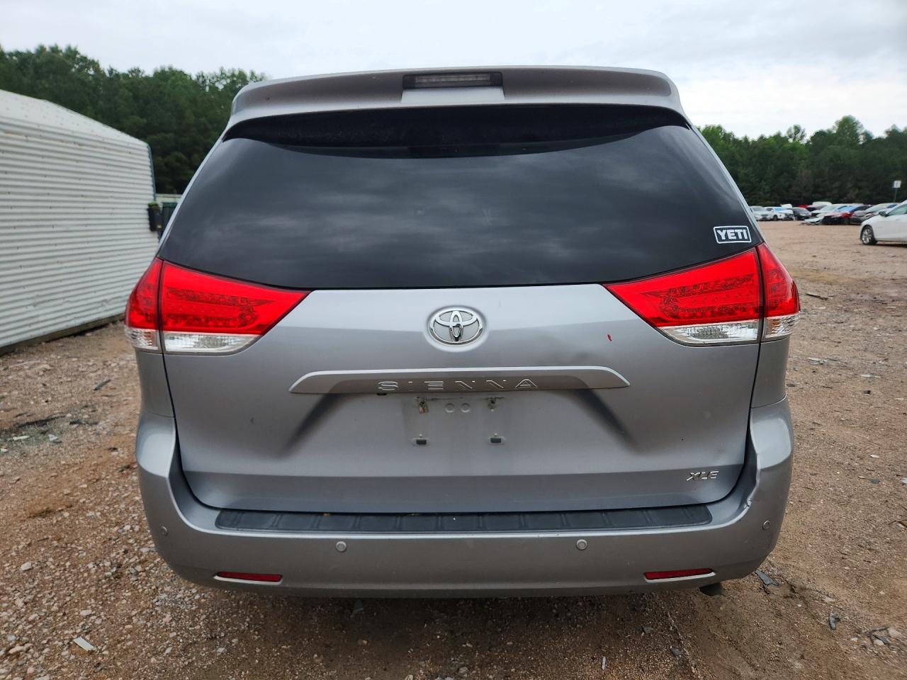 2013 Toyota Sienna Xle 8-passenger Silver vin: 5TDYK3DC9DS405263