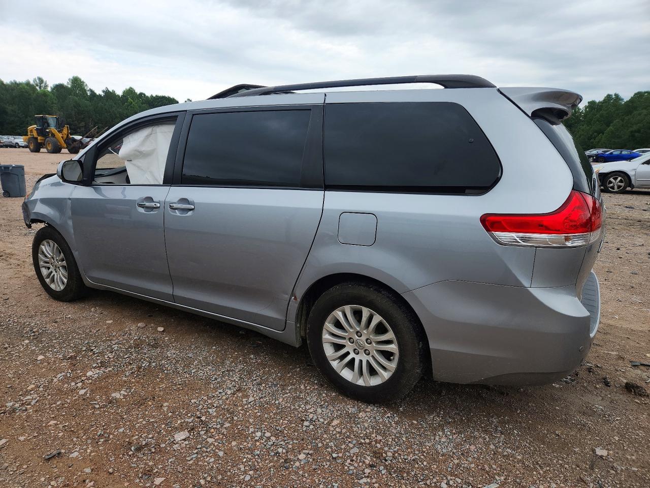 2013 Toyota Sienna Xle 8-passenger Silver vin: 5TDYK3DC9DS405263