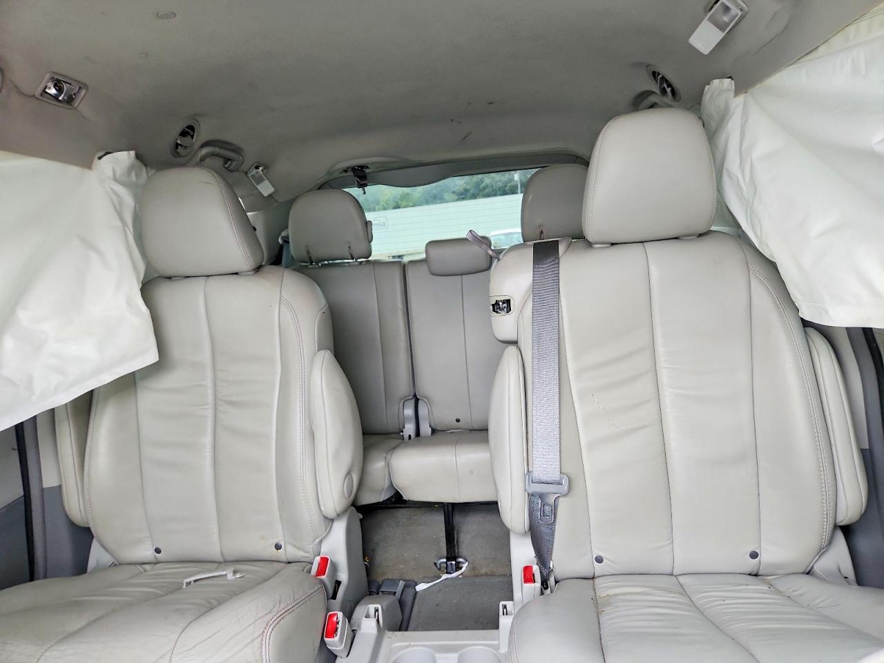 2013 Toyota Sienna Xle 8-passenger Silver vin: 5TDYK3DC9DS405263