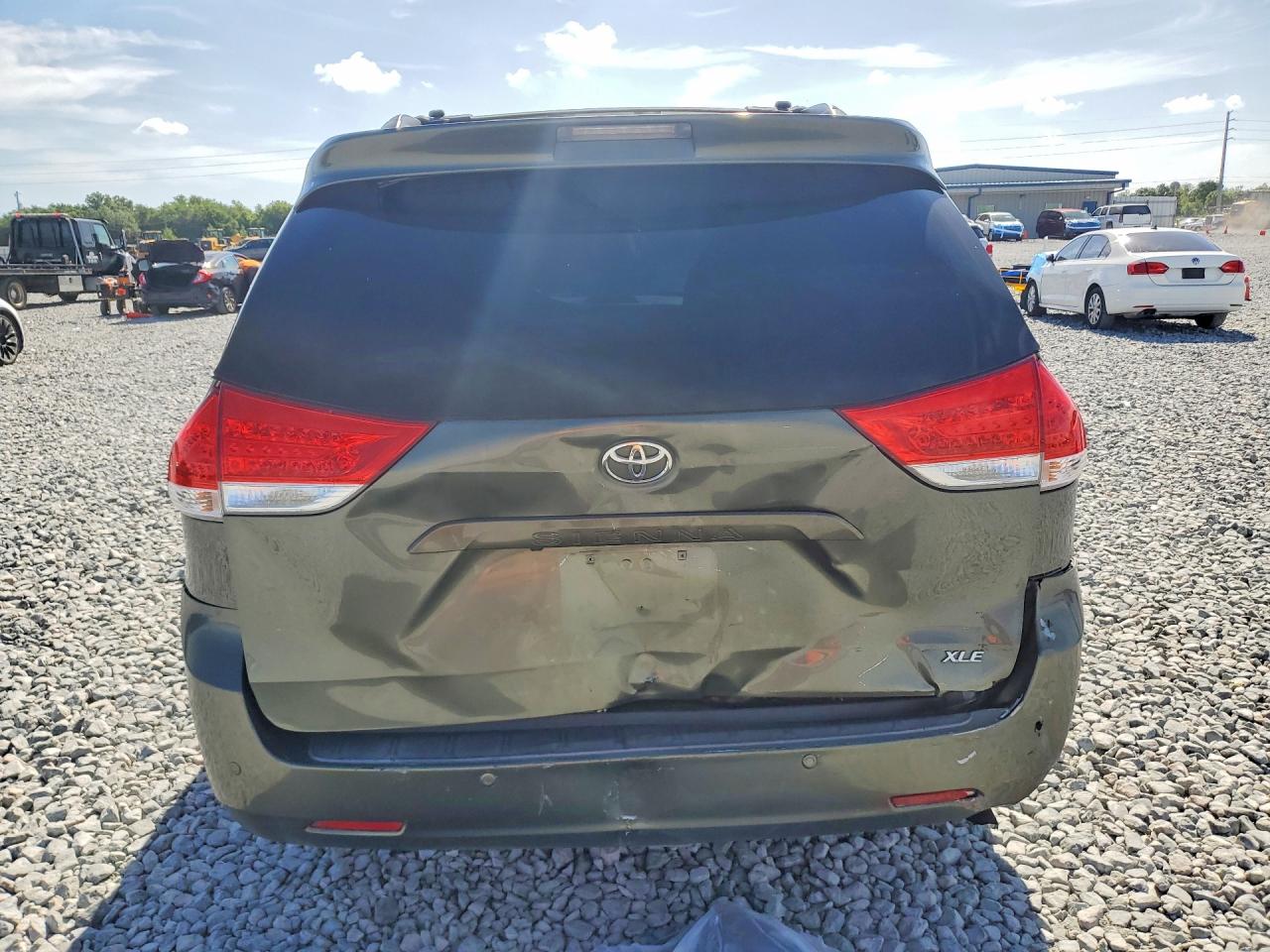 2014 Toyota Sienna Xle 8-passenger Зеленый vin: 5TDYK3DC9ES430438