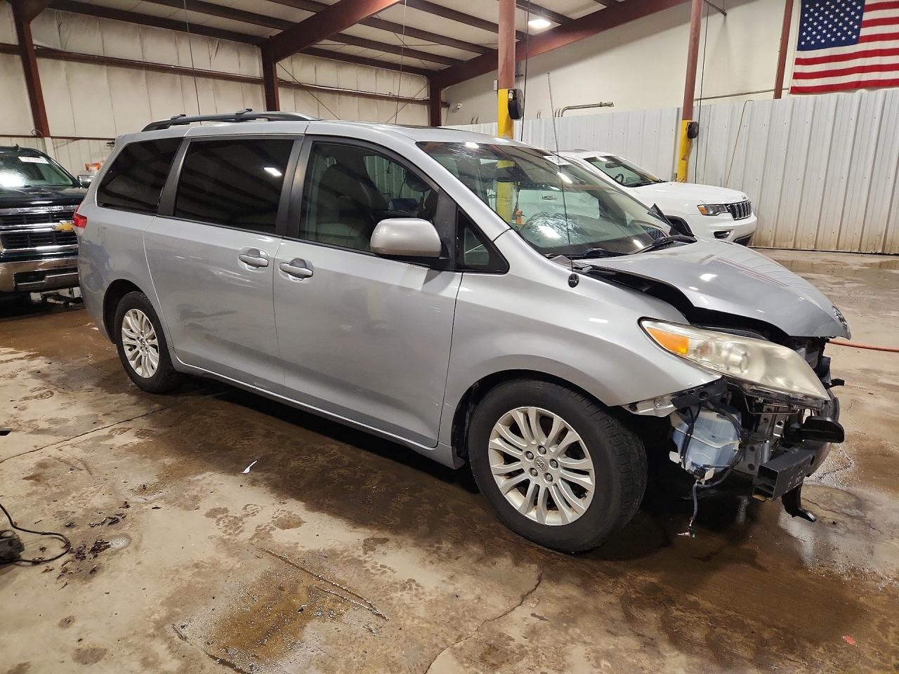 2014 Toyota Sienna Xle 8-passenger Silver vin: 5TDYK3DC9ES464217