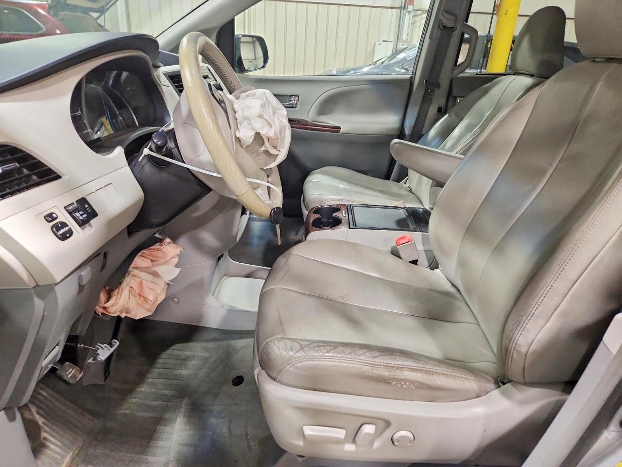 2014 Toyota Sienna Xle 8-passenger Silver vin: 5TDYK3DC9ES464217