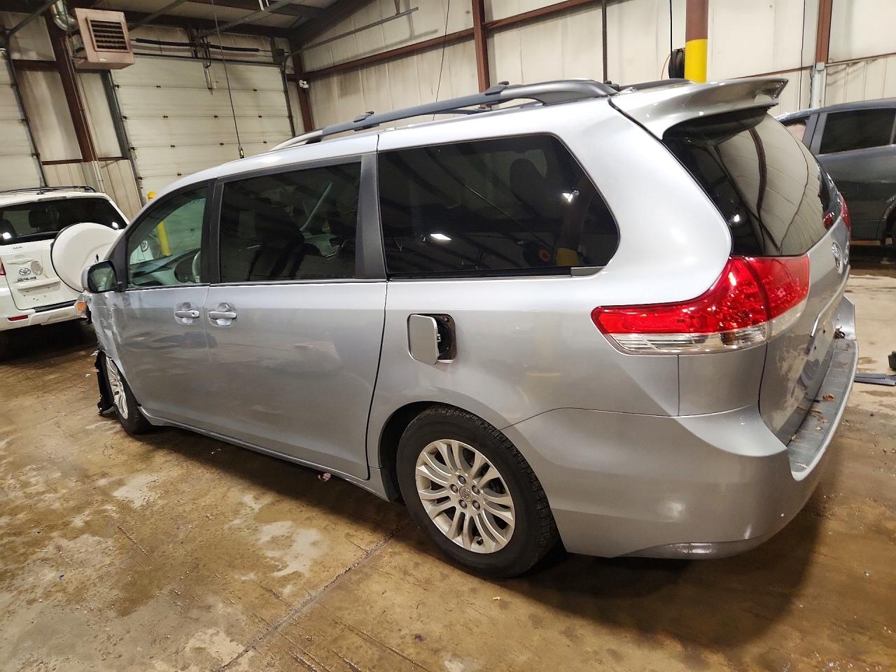 2014 Toyota Sienna Xle 8-passenger Silver vin: 5TDYK3DC9ES464217