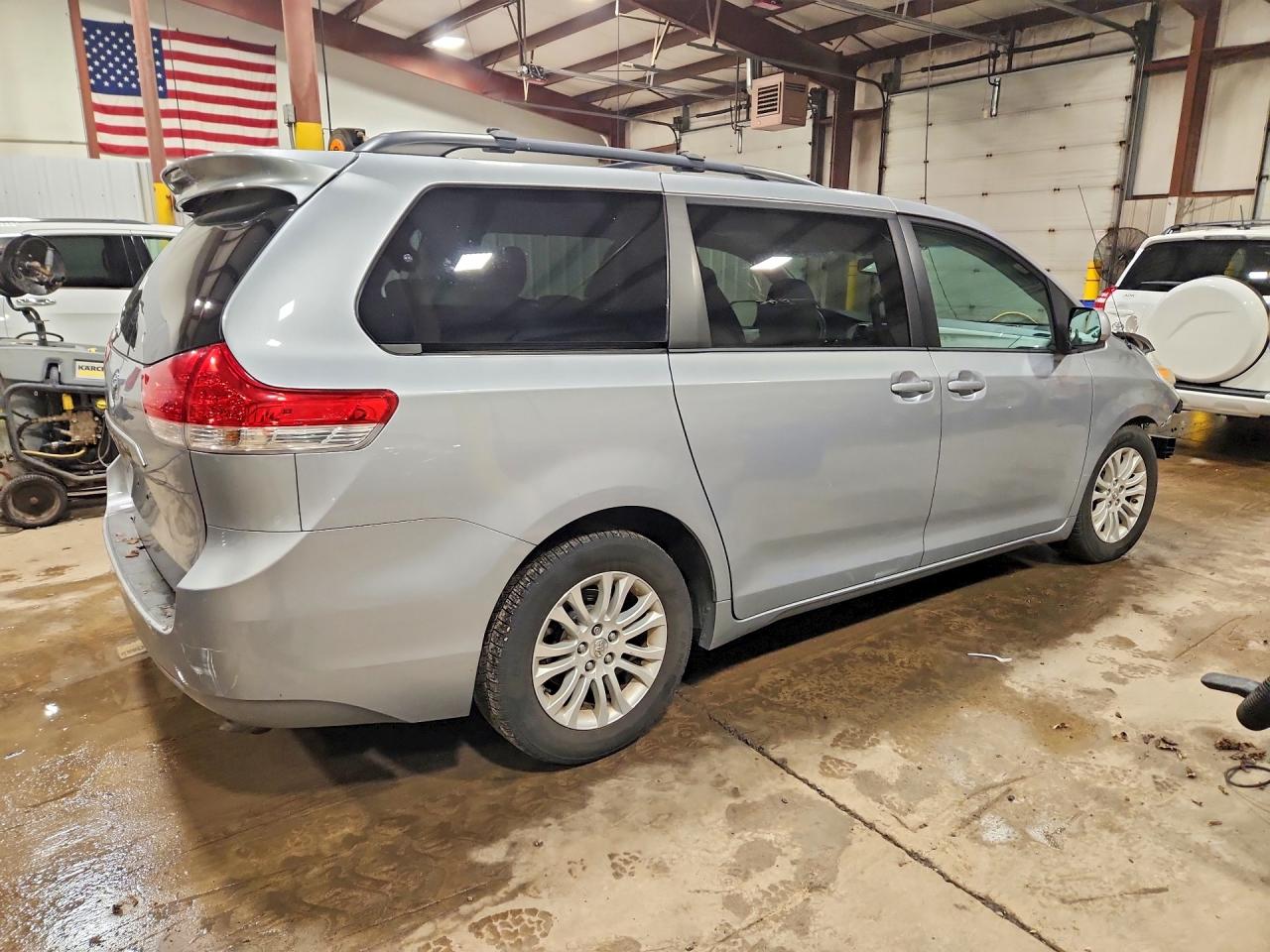 2014 Toyota Sienna Xle 8-passenger Silver vin: 5TDYK3DC9ES464217