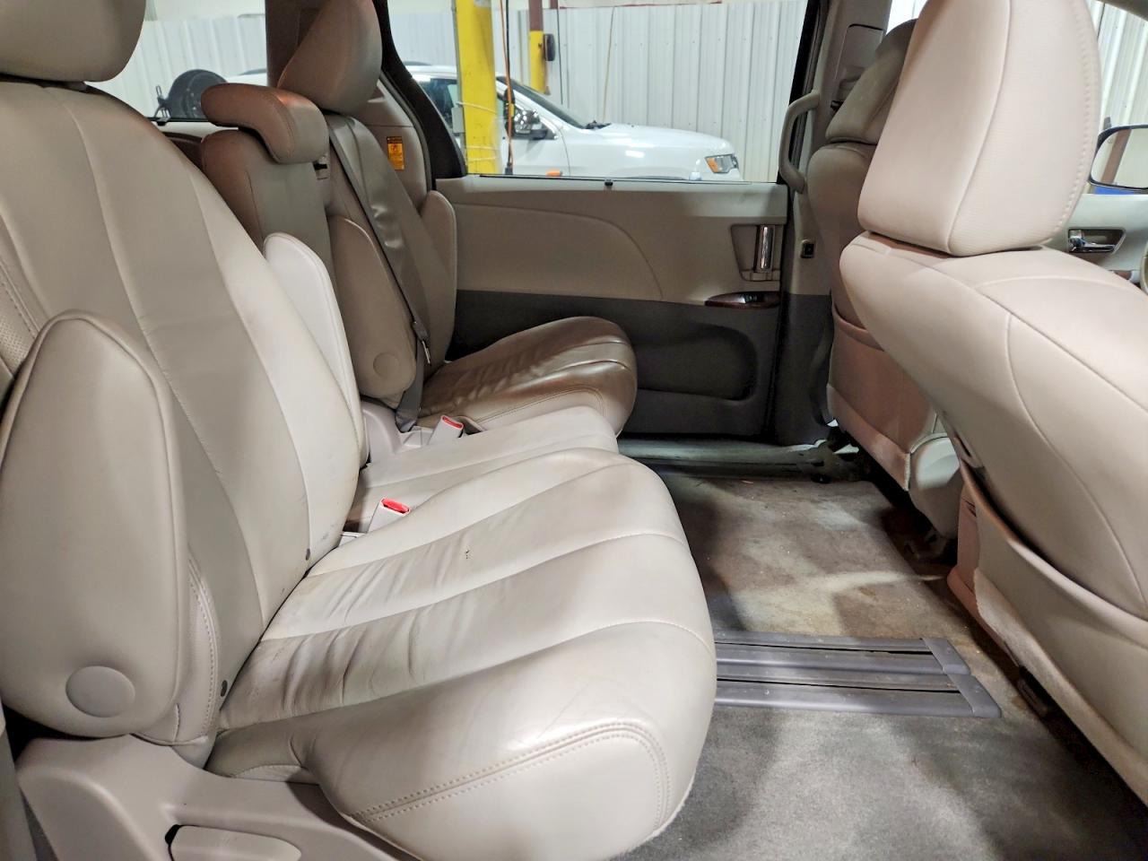 2014 Toyota Sienna Xle 8-passenger Silver vin: 5TDYK3DC9ES464217