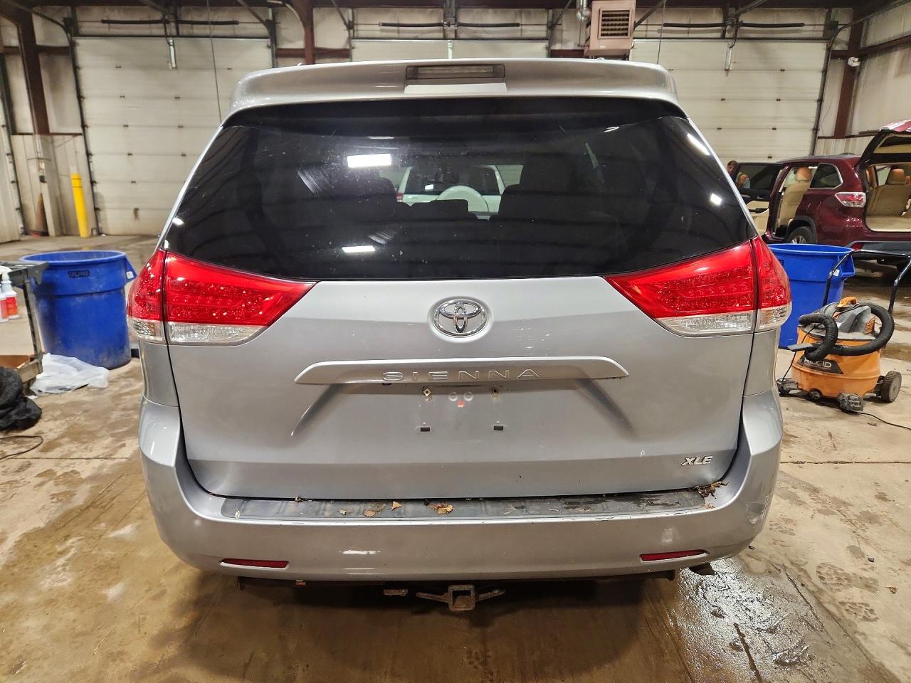 2014 Toyota Sienna Xle 8-passenger Silver vin: 5TDYK3DC9ES464217