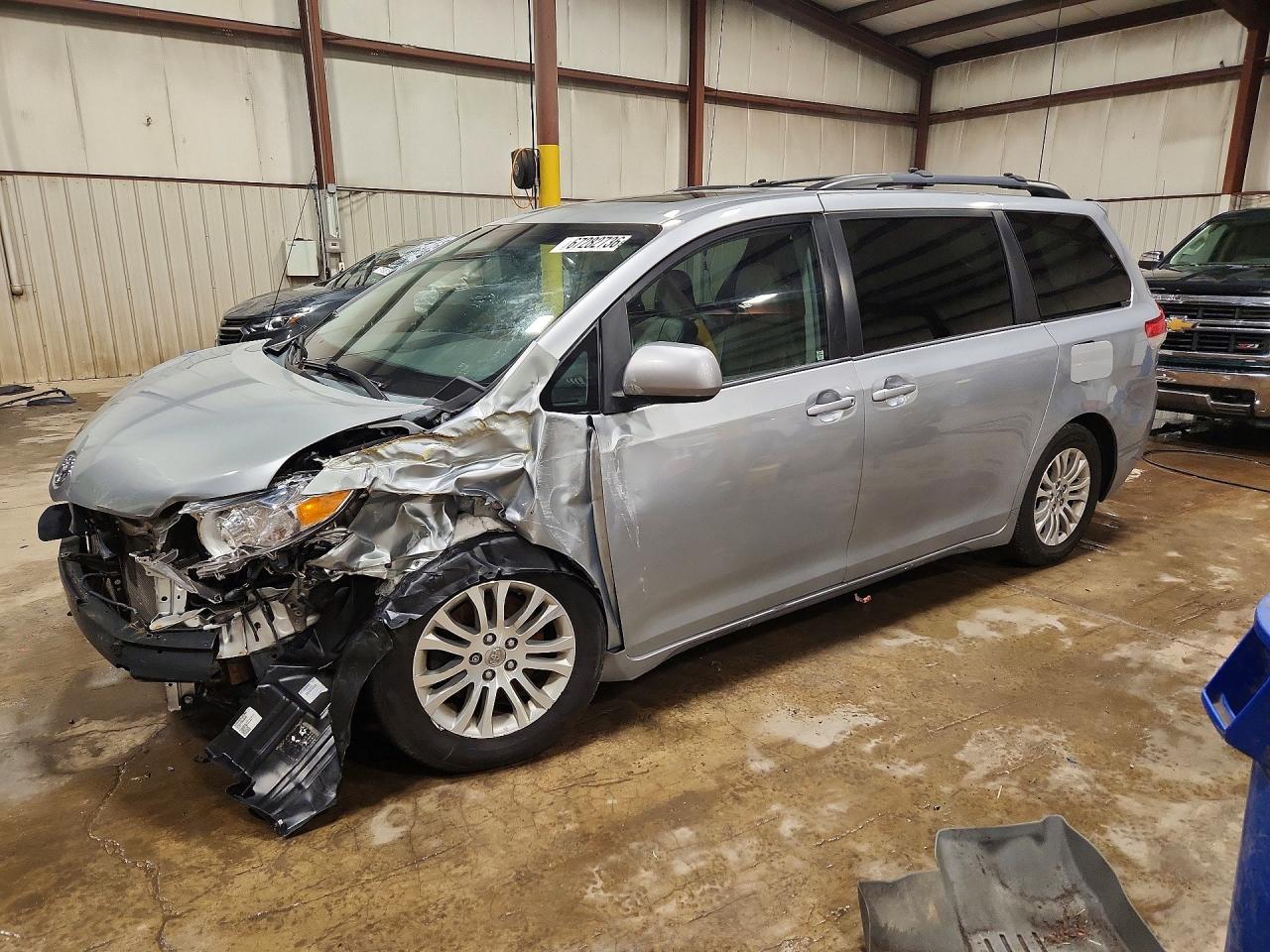2014 Toyota Sienna Xle 8-passenger Silver vin: 5TDYK3DC9ES464217